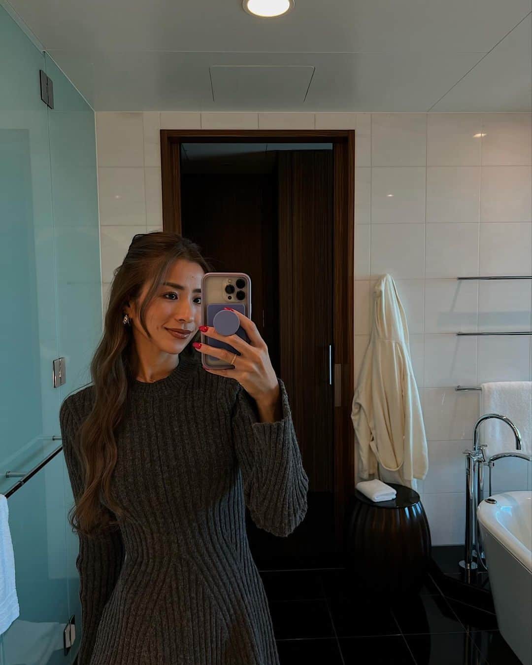 MIYAのインスタグラム：「iPhoneケースしっくりこなくて MagSafeポップソケットウォレットに変えた💜 クレカと身分証入れてる🪪  ウォレットケースにポップソケット付いてるから 落とすこともないしいつでも取り外し可能だから超便利✨  #popsocket #magsafe #iPhone #ウォレット」