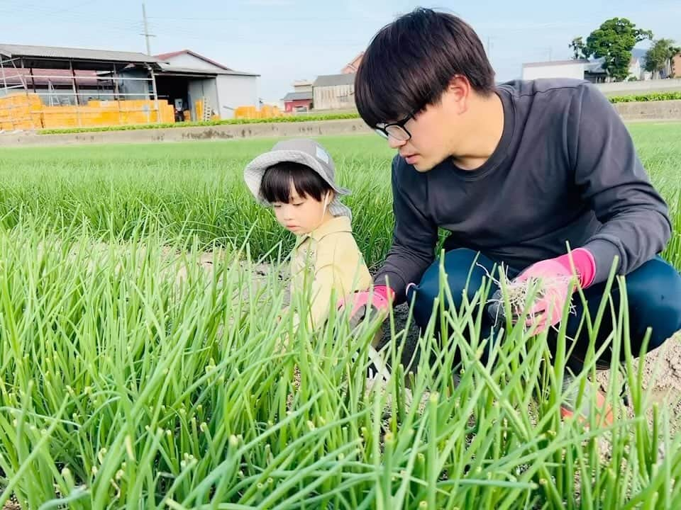 まさちゅうのインスタグラム：「玉ねぎの苗とり🧅」