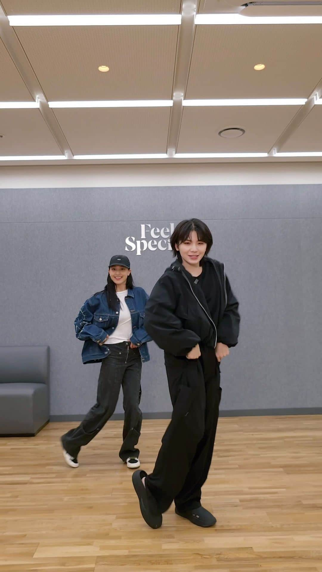 SEVENTEENのインスタグラム：「#GodOfMusic 🤟 with #지효 #JIHYO #트와이스 #TWICE #WOOZI #SEVENTEEN #세븐틴 #음악의신 #SVT_GodOfMusic」