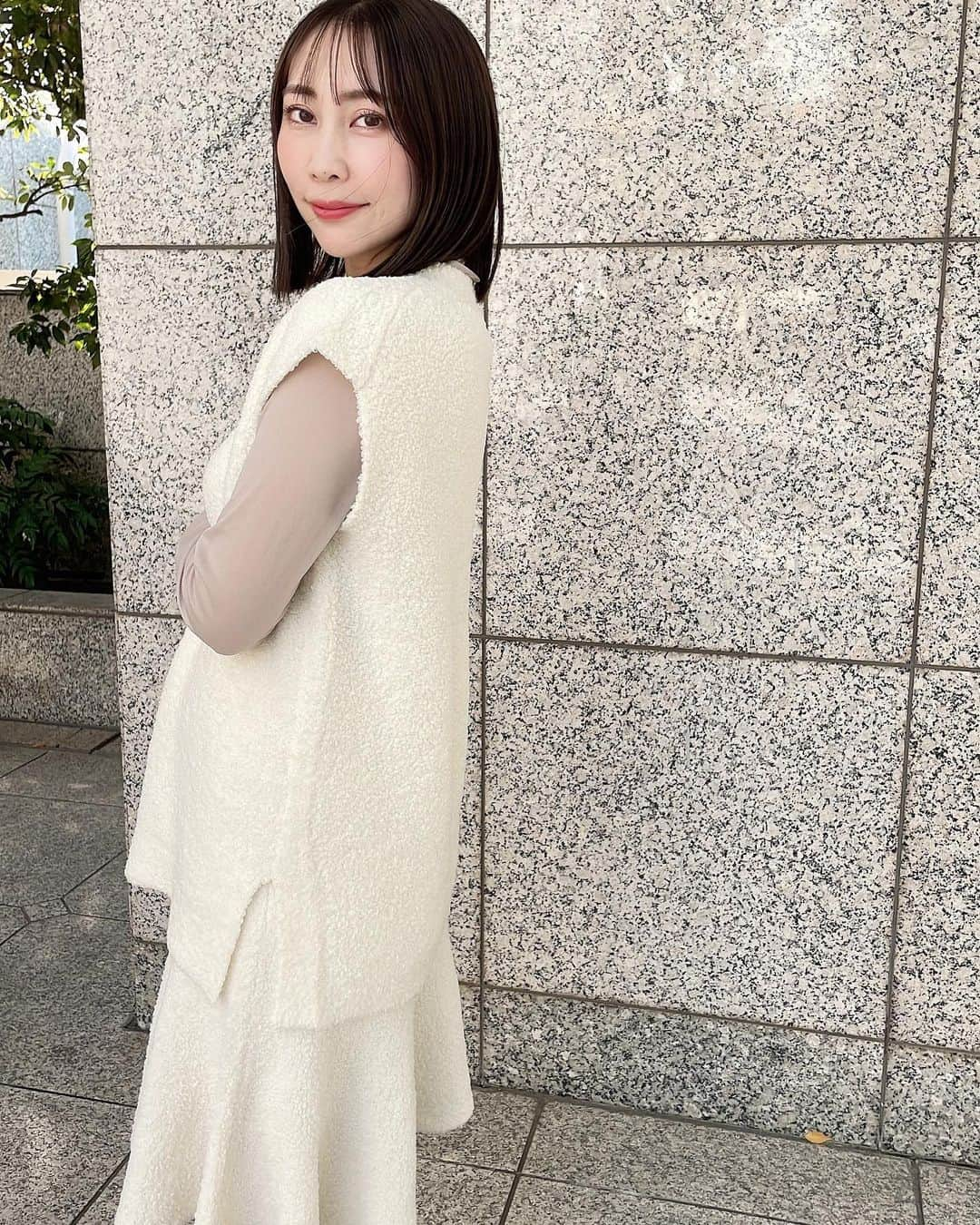 近野莉菜さんのインスタグラム写真 - (近野莉菜Instagram)「お久しぶりにスナップ撮りました🫶 ずっと着たかった @fray_id のもこもこちゃん🐑  展示会で見た時から一目惚れだったのです🥹🫶  白いボウタイブラウスをレイヤードしても可愛いな🤍🤍🤍  🏷️ Setup: @fray_id  Inner: @snidel_official  Bag: @stellamccartney  Boots: @celford_official   #frayid #フレイアイディー #ちかりな私服」11月1日 19時58分 - chikano.rina