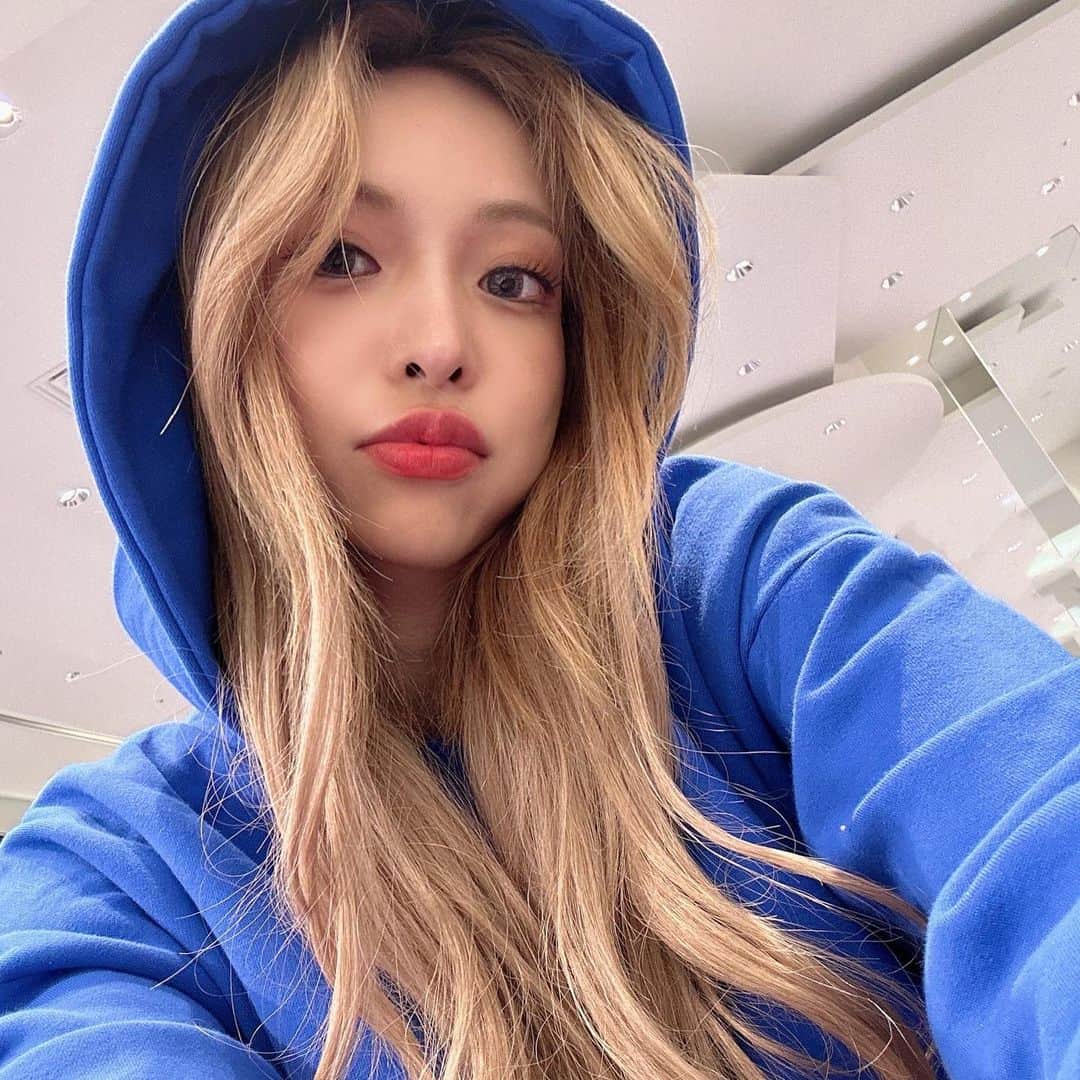 cocovanilla_chiakiのインスタグラム：「ついに解禁ーーー💙💙💙 2023 ICONカラー私のお気に入りはブルーかなー💙いや迷う‼︎ 発売まで楽しみにしててね👍 全色可愛いから @mirror9official チェックしてみてっ✨ #MIRROR9 #MIRROR9ICON」