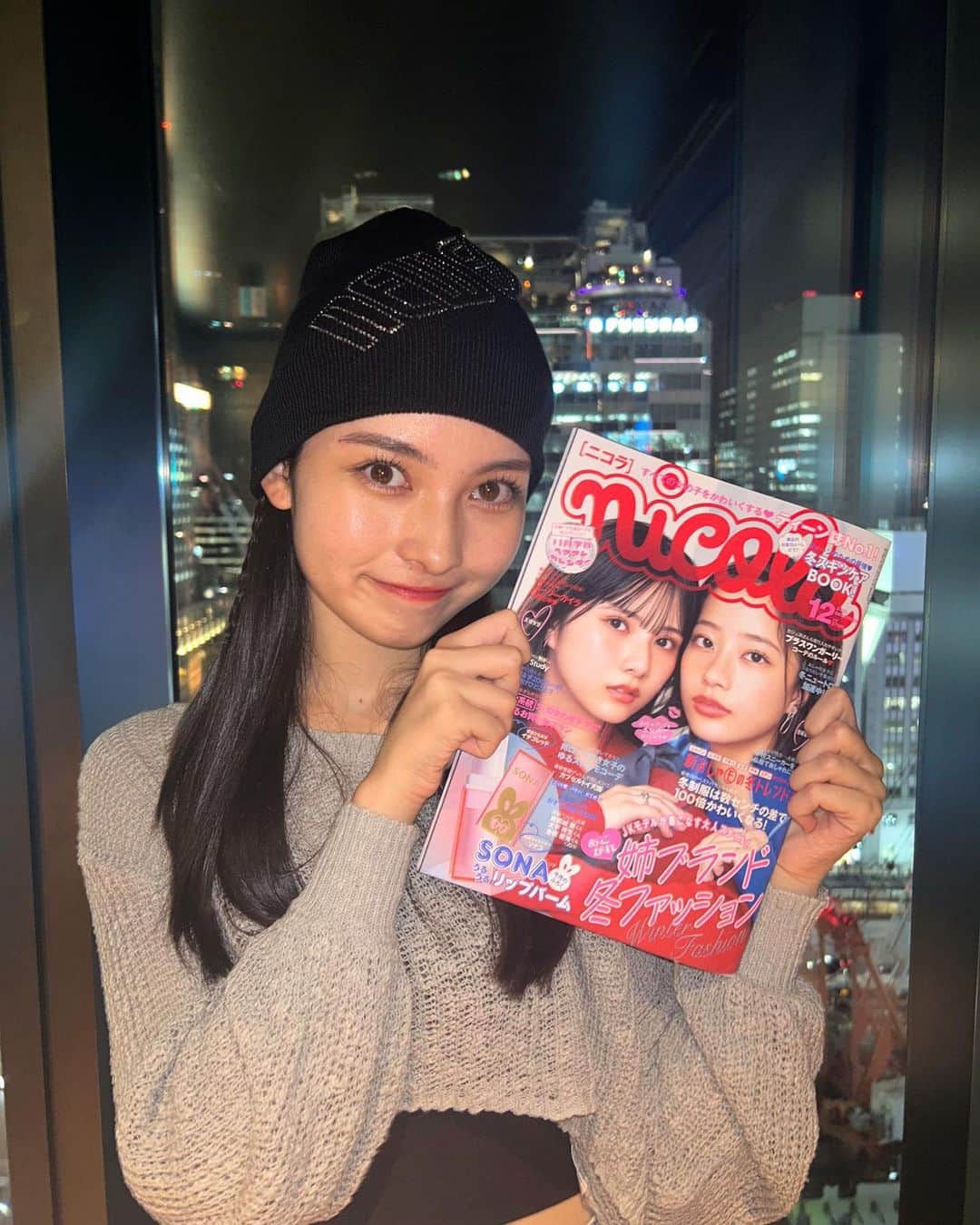 のインスタグラム：「ニコラ12月号発売中ですー！^^  かいらちゃんとあんじの大人っぽい表紙が目印︎︎︎︎︎︎☑︎ 今月号では新おしゃモの冬トレンドや冬制服の着こなしなど盛りだくさんなのでぜひチェックしてねー！  #ニコラ #ニコモ #nicola #ニコラ12月号発売中 #川原美杏」
