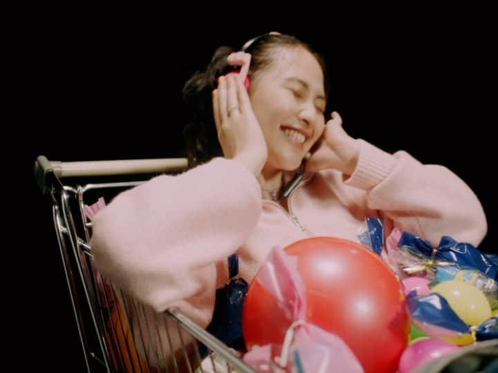 有華(ゆか) のインスタグラム：「6.HAPPY DATE👫❤️‍🔥 . 人生初のドラマ主題歌でこの曲がTVから流れた あの瞬間を私はこれからもずっと忘れない🥰！ ふらっと行く深夜のコンビニデートが最高なんです。 君がいてくれるそれだけでHappyです🫶 . 📹 @nao_sgmt 💄 @3forest_hairmake  👗 @eieioieie  👚@atmos.pink_official 👖@mici_official_ @rosebud_official_」