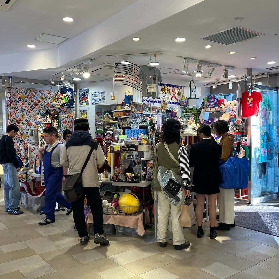 吉祥寺PARCOさんのインスタグラム写真 - (吉祥寺PARCOInstagram)「KEEP LEFT AMERICAN TOY MARKETが1年以上ぶりに吉祥寺PARCOに凱旋🇺🇸🌟  80年代〜90年代のアメリカ生まれのゲームやヒーローフィギュア、ロボット、ぬいぐるみなどのオモチャを中心に、関連するアメリカンカルチャーの雑貨を展示＆販売。誰もが心くすぐられるアイテムが一つは見つかるはず…！！  注目アイテムを聞いてみました👀 ①動作OK！1987年アメリカ製「MACINTOSH SE」（写真1枚目） ②世界中で大人気！マイリトルポニー（写真3枚目） ③箱ものフィギュア&おもちゃ（写真4枚目）  アメリカ版ファミコンから流れる音楽が店内BGMがわり。レトロでたまりません🎮  @keepleftjp 📅～11/5(日) 📍1F」11月1日 20時00分 - parco_kichijoji_official