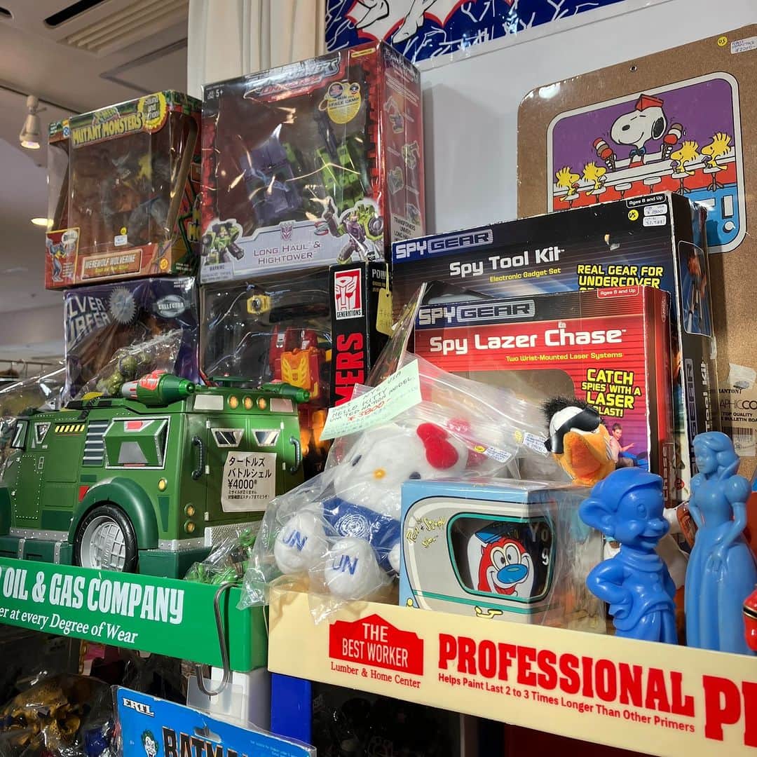 吉祥寺PARCOさんのインスタグラム写真 - (吉祥寺PARCOInstagram)「KEEP LEFT AMERICAN TOY MARKETが1年以上ぶりに吉祥寺PARCOに凱旋🇺🇸🌟  80年代〜90年代のアメリカ生まれのゲームやヒーローフィギュア、ロボット、ぬいぐるみなどのオモチャを中心に、関連するアメリカンカルチャーの雑貨を展示＆販売。誰もが心くすぐられるアイテムが一つは見つかるはず…！！  注目アイテムを聞いてみました👀 ①動作OK！1987年アメリカ製「MACINTOSH SE」（写真1枚目） ②世界中で大人気！マイリトルポニー（写真3枚目） ③箱ものフィギュア&おもちゃ（写真4枚目）  アメリカ版ファミコンから流れる音楽が店内BGMがわり。レトロでたまりません🎮  @keepleftjp 📅～11/5(日) 📍1F」11月1日 20時00分 - parco_kichijoji_official