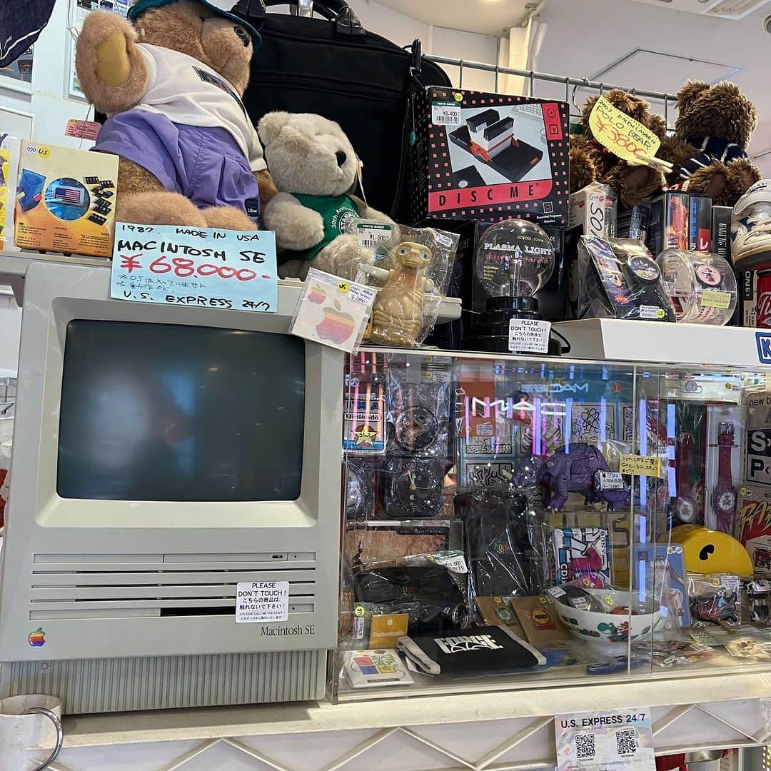 吉祥寺PARCOのインスタグラム：「KEEP LEFT AMERICAN TOY MARKETが1年以上ぶりに吉祥寺PARCOに凱旋🇺🇸🌟  80年代〜90年代のアメリカ生まれのゲームやヒーローフィギュア、ロボット、ぬいぐるみなどのオモチャを中心に、関連するアメリカンカルチャーの雑貨を展示＆販売。誰もが心くすぐられるアイテムが一つは見つかるはず…！！  注目アイテムを聞いてみました👀 ①動作OK！1987年アメリカ製「MACINTOSH SE」（写真1枚目） ②世界中で大人気！マイリトルポニー（写真3枚目） ③箱ものフィギュア&おもちゃ（写真4枚目）  アメリカ版ファミコンから流れる音楽が店内BGMがわり。レトロでたまりません🎮  @keepleftjp 📅～11/5(日) 📍1F」