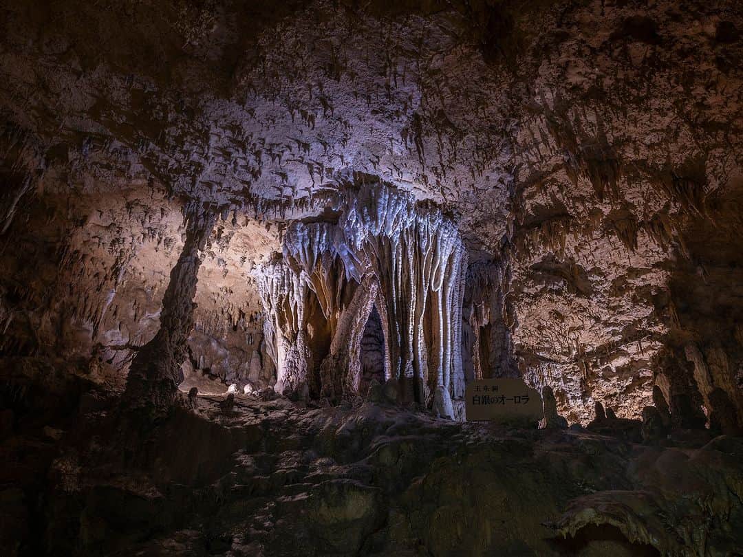 Be.okinawaさんのインスタグラム写真 - (Be.okinawaInstagram)「Out of the 600 limestone caves you can find in Okinawa, the Gyokusendo Cave is considered the most beautiful among them and is home to over one million stalactites😮    Although over 300,000 years old, the environment is a well-maintained and safe underground exploration site. Located within Okinawa World, it's easily accessible and offers numerous other activities!   #japan #okinawa #visitokinawa #okinawajapan #discoverjapan #japantravel #okinawanature #okinawaexperience  #okinawacave #limestonecave #ancientcave」11月1日 20時00分 - visitokinawajapan