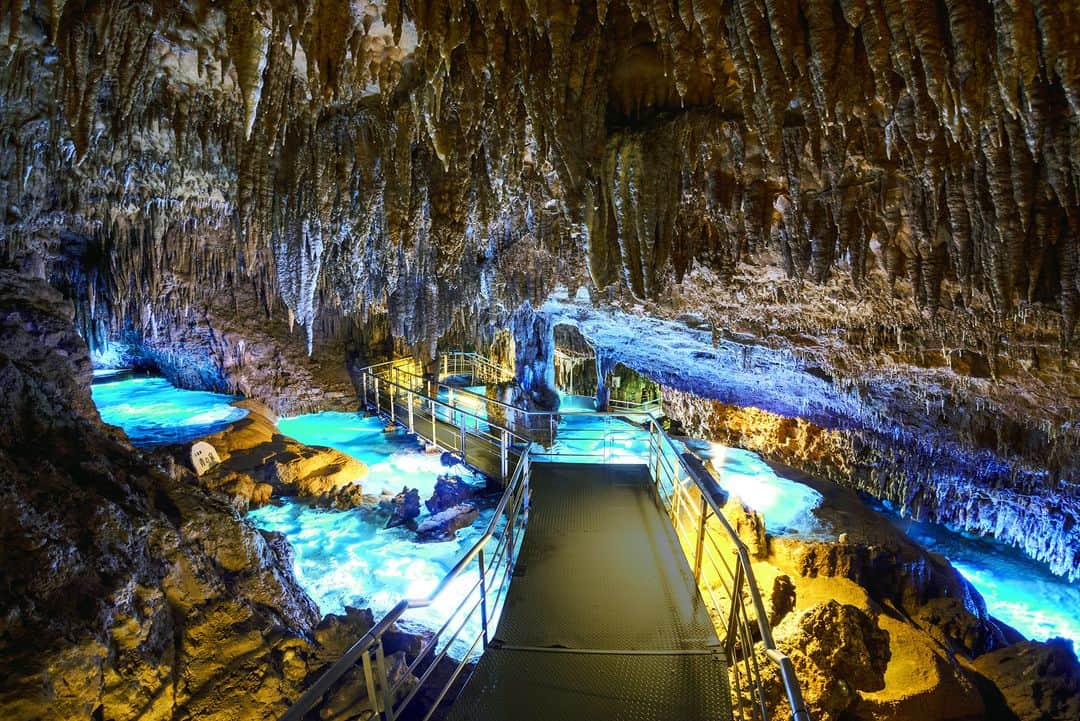 Be.okinawaのインスタグラム：「Out of the 600 limestone caves you can find in Okinawa, the Gyokusendo Cave is considered the most beautiful among them and is home to over one million stalactites😮    Although over 300,000 years old, the environment is a well-maintained and safe underground exploration site. Located within Okinawa World, it's easily accessible and offers numerous other activities!   #japan #okinawa #visitokinawa #okinawajapan #discoverjapan #japantravel #okinawanature #okinawaexperience  #okinawacave #limestonecave #ancientcave」