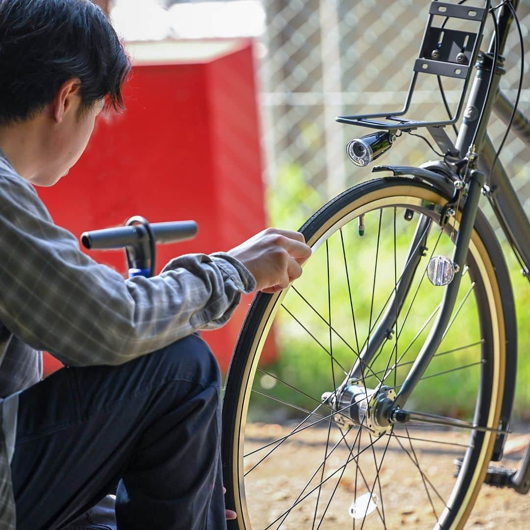 GREEN LABEL*グリーンレーベル*クロスバイクさんのインスタグラム写真 - (GREEN LABEL*グリーンレーベル*クロスバイクInstagram)「<1ヶ月に1回、空気を！> 朝晩は冷える時期になってきて、そろそろ手袋を準備しておいたほうがよさそうですね。 快調なスタートを毎朝できるように。みなさんの自転車がトラブル少なく、長持ちするように。 毎月月初めの週に空気入れのタイミングをお知らせします。 * さあ、忘れないうちに空気を入れちゃいましょう◎ * 「なぜ1か月に1回なの？」 タイヤの空気は自然に少しずつ抜けます。ずっとほったらかしにしていると、ぺちゃんこに。空気の抜けたタイヤで走っていると、①走りが重くなる、②パンクしやすくなる、③タイヤが傷みやすいなど、うれしくないことがたくさん。走りの重さで気付くこともあるのですが、気付かず走り続けてしまうことも。だから、ときどき「空気大丈夫かな？」ってチェックしてみてください。目安としては、1ヶ月に1度。空気を入れることは気持ちよく走れるだけでなく、タイヤを上手に長持ちさせるコツでもあるのです。 * 詳しくはこちら bit.ly/3DBzlCQ *  #空気入れ #メンテナンス #bridgestone #bridgestonecycle #bridgestonegreenlabel #markrosa7s #マークローザ7S #ブリヂストン　#ブリヂストンサイクル #ブリヂストングリーンレーベル #自転車 #bicycle #自転車のある生活 #自転車のある暮らし #自転車大好き #自由とおしゃれとブリヂストン」11月1日 20時00分 - bridgestone_greenlabel