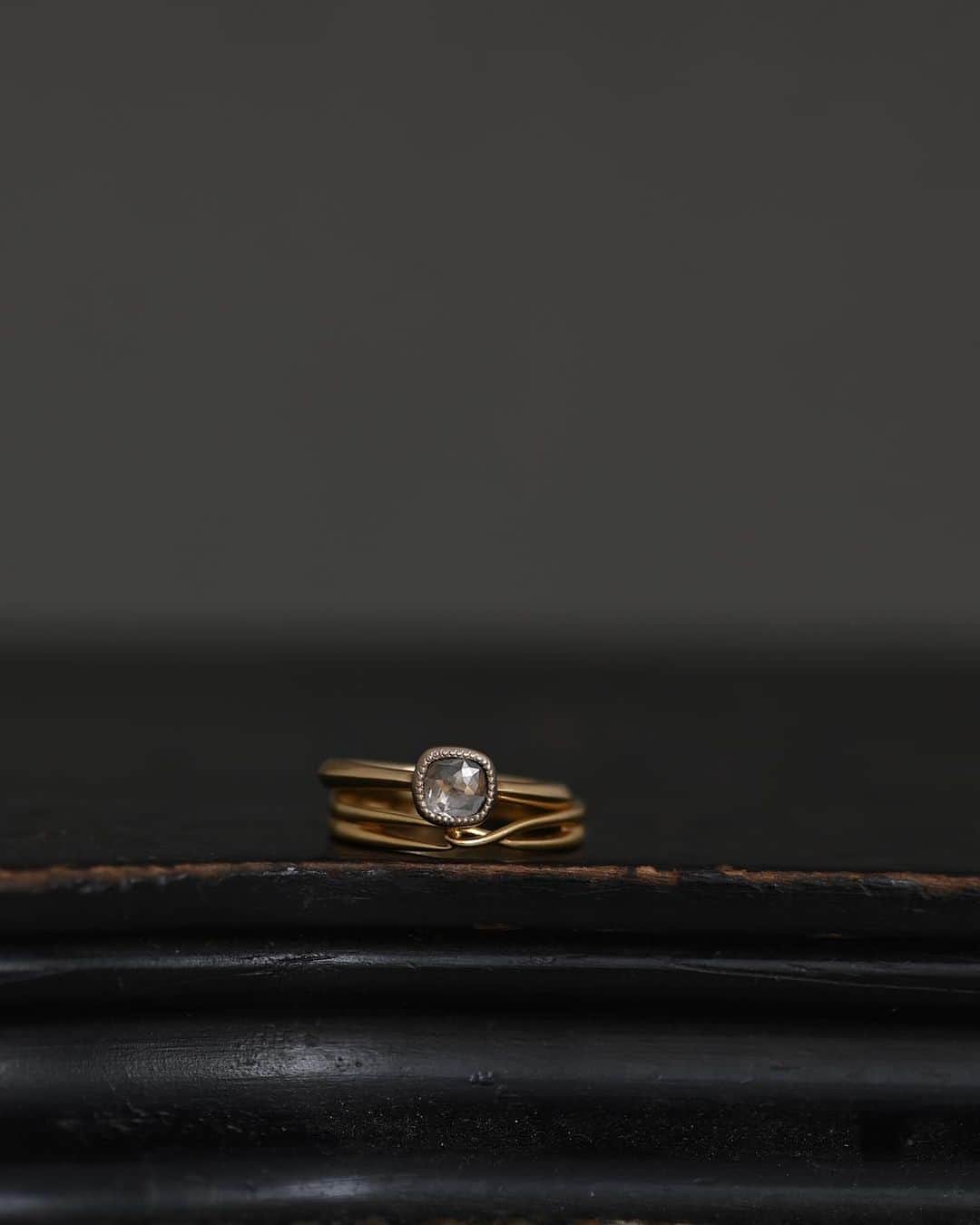 メデルジュエリーのインスタグラム：「23aw BASIC update Old-cut diamond collection  定番の〈Je t'aime〉ringと。 . 今季BASIC探求の最後にご案内するのは〈Old-cut  diamond〉。オールドカットによって浮かび上がるダイヤの魅力は、瑞々しい透明感と豊かな個性です。現代の女性たちの自由なスタイルに寄り添う、ブラウンダイヤをお届けします。  11月上旬より東京salonまたはCARAVANにて、お手に取ってご覧頂けます。  ...  '23AW collection 瑪瑙,黒蝶貝,Tiny-diaの新作はsalon&CARAVANにてご覧頂けます。  9.9-12.25 東京salon OPENDAY 11.3-5 大阪 CARAVAN 11.11-12 名古屋 CARAVAN  ※すべてのご案内をご予約制にて承ります。 ※salon 木金定休/平日は11時-15時openです。 ※午前中や週末はご予約が埋まりやすいため、お早めのご検討をお勧めいたします。  @mederu_jewelry  #mederujewelry #メデルジュエリー #工芸 #装身具 #ゴールドリング #chicstyle #シック #chic #エフォートレス」