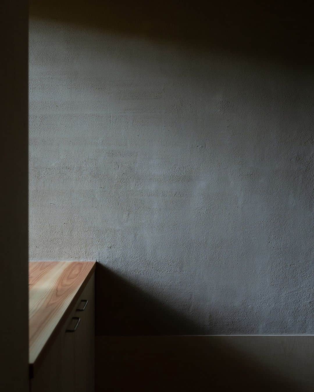 美し信州建設さんのインスタグラム写真 - (美し信州建設Instagram)「ずっと眺めていたくなる壁  玄関を開くと最初に目に入ってくるのは左官塗りの壁。 5mmと厚みのある中霧島壁の凹凸により、光が柔らかく拡がり陰影を楽しめます。  設計：伊礼智設計室  【i-works1.0 森の中で暮らす】 --------------------------------------------  信州の街に、自然に、人に寄り添うロングライフデザインの住まい。 美しい本物の木の住まいをお届けします。  A Long Life Design home that harmonizes with nature and people in the towns of Shinshu. We deliver homes crafted from exquisite, authentic wood – residences that truly embrace the essence of nature and community.  -------------------------------------------- ▼最新のイベント情報や家づくりの事例は @utukusinshuu のURLからご覧いただけます。   #軽井沢町 #i_works #i_works_project #伊礼智 #伊礼智設計室 ＃中霧島壁 #陰翳礼讃 #長野県工務店  #上田市工務店 #iworks #iworksproject #美し信州建設 #木の家 #自由設計 #注文住宅 #建築士とつくる家 #丁寧な暮らし」11月1日 20時01分 - utukusinshuu