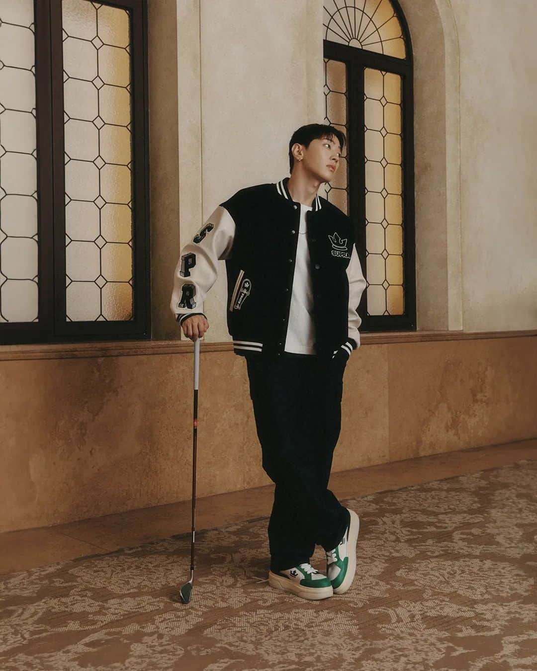 スープラのインスタグラム：「Vaider Stadium Released  callmegray) with various charms and these sneakers resemble each other. Introducing VAIDER STADIUM, a sporty reinterpretation of Supra'sStreet Heritage. Discover the premium sports shoes on the fields and streets.」