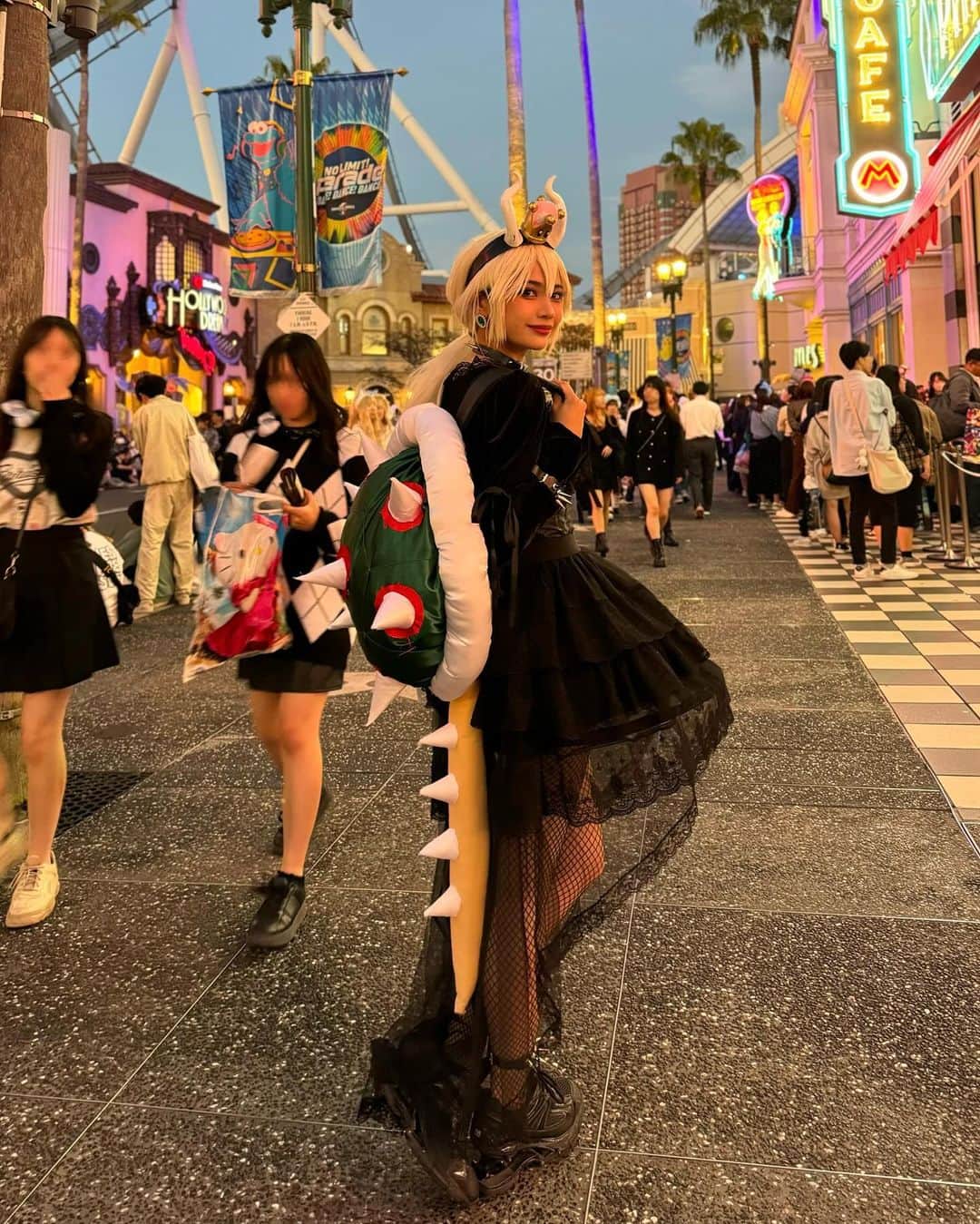 美月のインスタグラム：「Halloween in USJ 🌎🎃　クッパ姫＆テレサ姫👻 人生初のガチコスプレでわからないこと多かったけど、 色々教えてくれてありがとう💗@kaho7911 💗 新しい楽しみ方できて嬉しかった🥰」