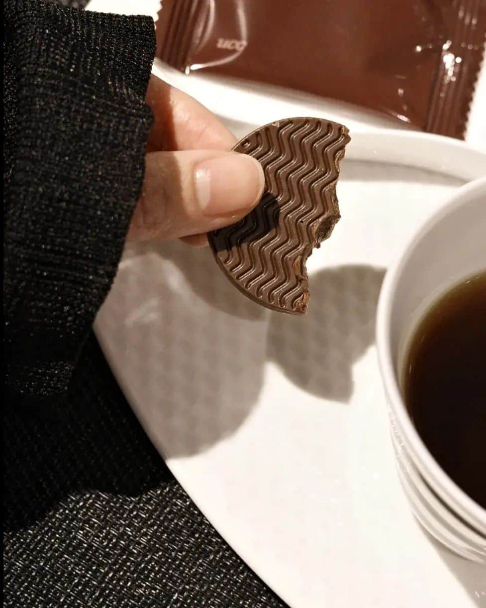小川琴美さんのインスタグラム写真 - (小川琴美Instagram)「先日、YOINEDの試食体験会に行ってきました。コーヒー好きとしてはたまらないイベント。  本当に珈琲豆がチョコレートになったみたいな感覚で、香りがとにかく良い。個人的にはエチオピアの浅煎りの風味がダイレクトに楽しめるCRAZY BLACKがすごくお気に入りです。  コーヒーと向き合うメーカーから発売された食べるコーヒー、ぜひ試してみてほしいです。  #YOINED #ヨインド #PR」11月1日 20時11分 - koty______