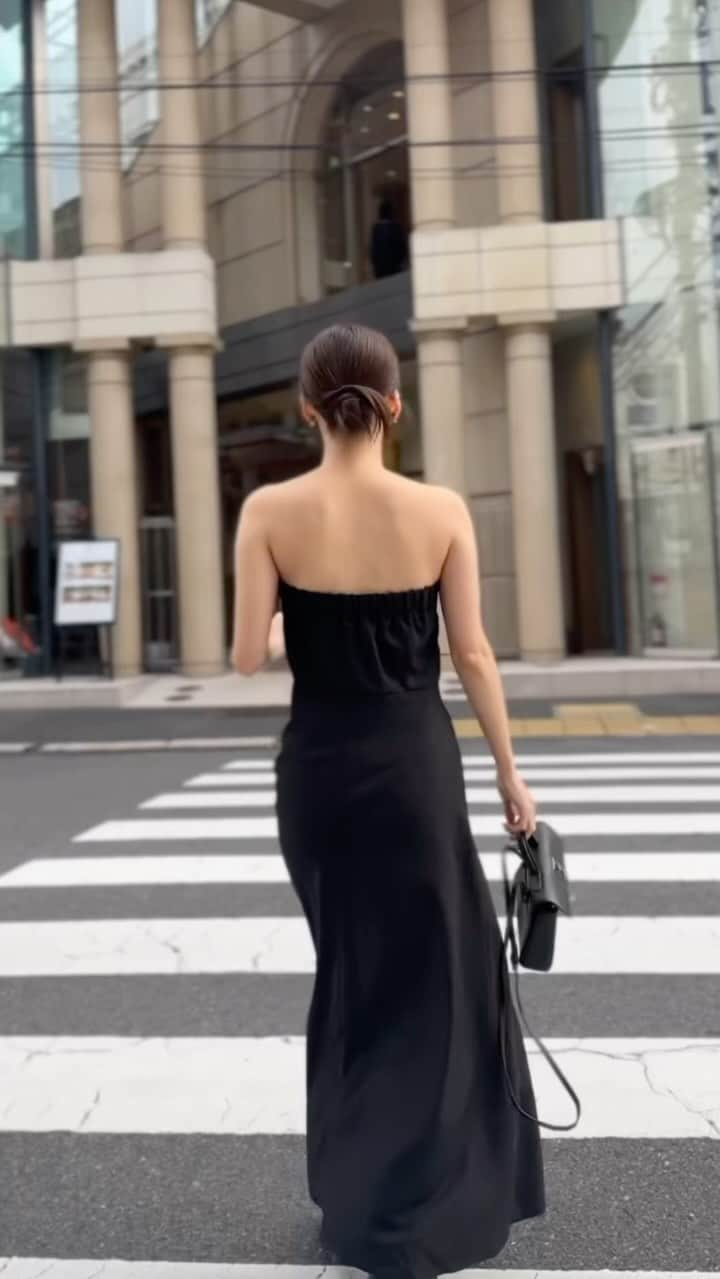 谷川菜奈のインスタグラム：「ベアワンピ🖤 本当は1枚で着たいけど もう寒いのでインナー合わせまた載せよ🫣 dress @leannofficial 11/22 発売予定」