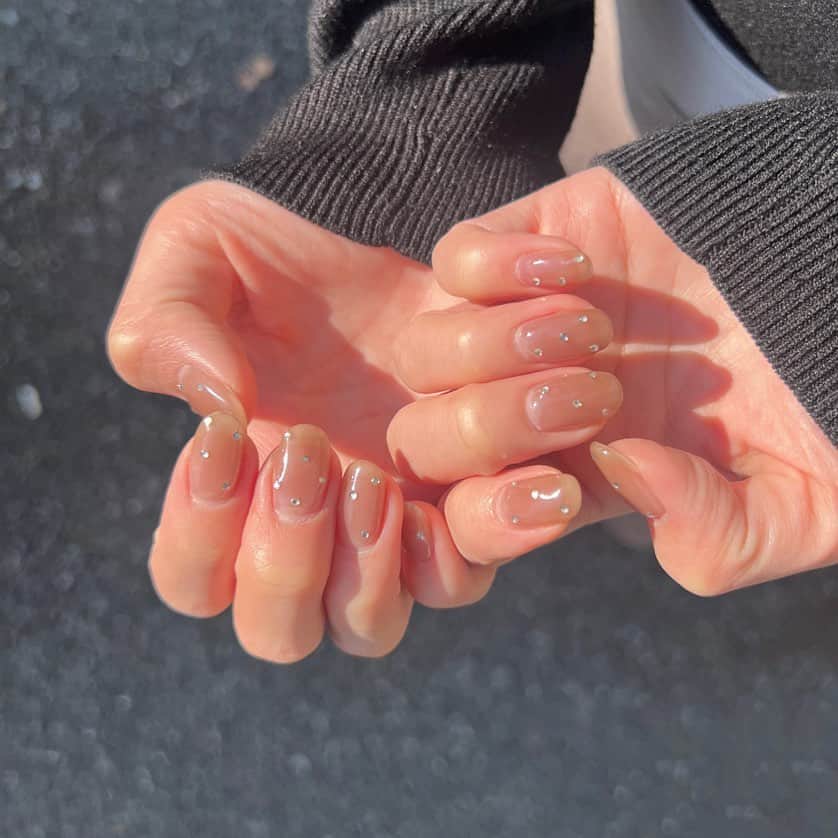 篠崎彩奈のインスタグラム：「new nail❤︎  コンサートの時はキラキラネイルにしたい☺️ ベースの色はピンクとブラウンを混ぜて 絶妙な色なの可愛すぎます😽  @press.nail__mai   #ネイルデザイン #ジェルネイル」