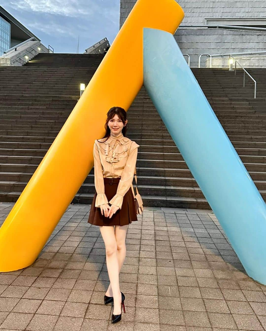 IKUMIさんのインスタグラム写真 - (IKUMIInstagram)「⭐️ 最近口角下がってきたのが本当に悩みすぎて 口角あげるトレーニングしてる🏋️  マスク生活で表情筋完全に衰えたから結構しんどいんだよね🥹 ドライヤーで髪乾かしてるタイミングでやるよ🫶  これ簡単にできるし安いから買ってよかったランキングわりと上位💖💖 お得意のSHEINで買ったよ💐  @sheinofficial  @shein_japan  2023年11月11日のポッキーの日にSHEINビッグセールやるみたいだから要チェック✔️  クーポンコード：BFPJP253 割引率：お買い上げ金額1～5,999円まではセール価格より15%OFF 6,000円以上は20%OFFが適用🎀 利用期限：今日から1月30日  #SHEIN1111sale#SHEINGoodFinds#SHEINforAll #loveshein #ad #saveinstyle#shein #shein購入品 #美容グッズ#美容ケア#口角 #笑顔#美容マニア#美脚#生足#素足#ミニスカート#ミニスカ#プリーツスカートhブラウスコーデ#秋コーデ#ブラウンコーデ#秋服コーデ#広島#呉#尾道#流川#福山#東広島#広島県 #20代女子」11月1日 20時11分 - miiiino3o