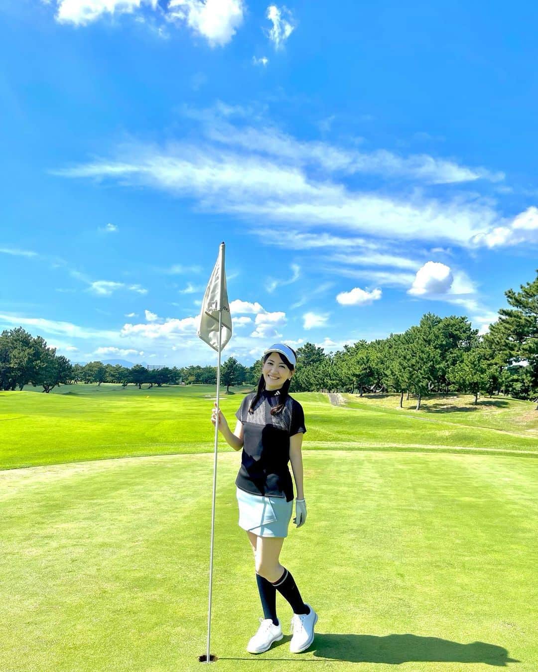 小倉星羅のインスタグラム：「. ⛳️  ひさしぶりに女子だけでゴルフに行ってきました！ ウェアはadidasで揃えて🥹  トップスは初めてタートル型のウェアを着てみましたがラク‼︎笑 とにかく動きやすく日に焼けない！ なんで取りいれなかったのか後悔するぐらいでした。笑  ボトムスは渋野日向子選手の真似をして♡  スコアは6ホール目まで5オーバー✨ その後は…🤫  ▷一緒に行った @mai___kt ちゃんの可愛い声が入ってます🥰 　曲がったのに褒めてくれて可愛い♡  #adidasgolf #golf」