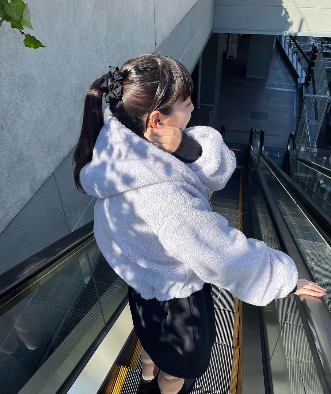 のインスタグラム：「𝟤𝟢𝟤𝟥 𝖶𝖨𝖭𝖳𝖤𝖱 𝖮𝖴𝖳𝖤𝖱 𝖢𝖮𝖫𝖫𝖤𝖢𝖳𝖨𝖮𝖭   フードボアブルゾン ¥10,890 off-white beige gray  ┈┈┈  gray着用  @meimei1a / 160cm  off-white 着用 @t_t.mauu / 158cm  #REDYAZEL #レディアゼル #outer #winterouter #冬アウター #ブルゾン #ジャケット #コート  #スタンドカラーコート #ケープコート  #ムートンジャケット #ファージャケット #ファーブルゾン」