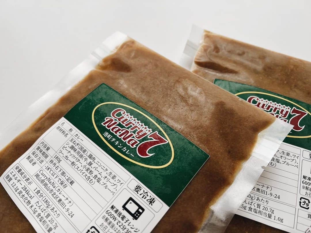 石川文菜のインスタグラム：「CurryNaNaの美味しいカレー🐻🍛🍴  撮影とかの出張から帰宅したら時でも幸せになれる🥺 いつも送ってくれるボンちゃんに感謝✨  岡山に実店舗があるんだって！ 今度食べに行くんだー🍛🤤  #カレー #currynana」