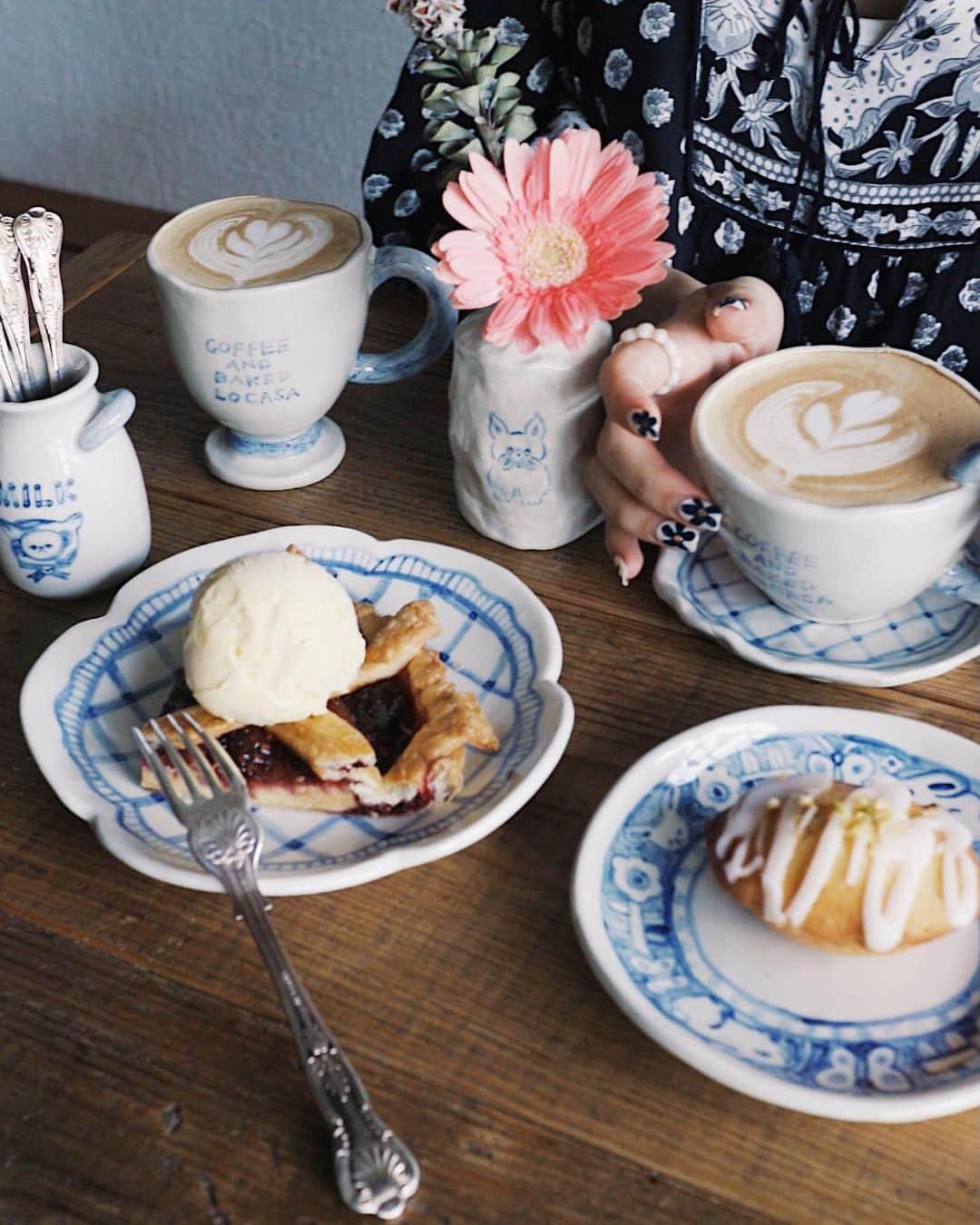 五島夕夏さんのインスタグラム写真 - (五島夕夏Instagram)「次回イベントさせていただく @coffeeandbaked_locasa にて☕️🌼  お菓子もコーヒーもお食事も美味しくて、 外観もテラス席も、コースターやストローまでかわいかったりして  食だけでなく 過ごす時間そのものを特別にしてくれる すてきなお店です。  ドッグフレンドリーなので キュートなわんこにも遭遇できる…かも！🐶  ホットドリンクやプリンなどは 私の陶器で提供してくる…かも！🐶  ぜひのんびり 遊びにいらしてくださいね。  イベント詳細👇  2023.11/23(木)〜26(日) オーダーフラワーベースオーダー会&陶器市 coffee&baked LOCASA open 11:00-18:00 (cafe open 8:00-18:00) 〒157-0063 東京都世田谷区粕谷1-6-27 フジ1F  ＊オーダーフラワーベースは予約制 ＊陶器市やカフェ利用は予約不要  #coffeeandbakedlocasa #locasa #オーダーフラワーベース #オーダーイラスト #陶器市 #陶器 #芦花公園カフェ #八幡山カフェ #千歳船橋カフェ #世田谷カフェ #イラスト #イラストレーター #犬イラスト #ドッグカフェ #フラワーベース #オーダー犬イラスト #ロカーサ #illustration」11月1日 20時04分 - goto_yuuka