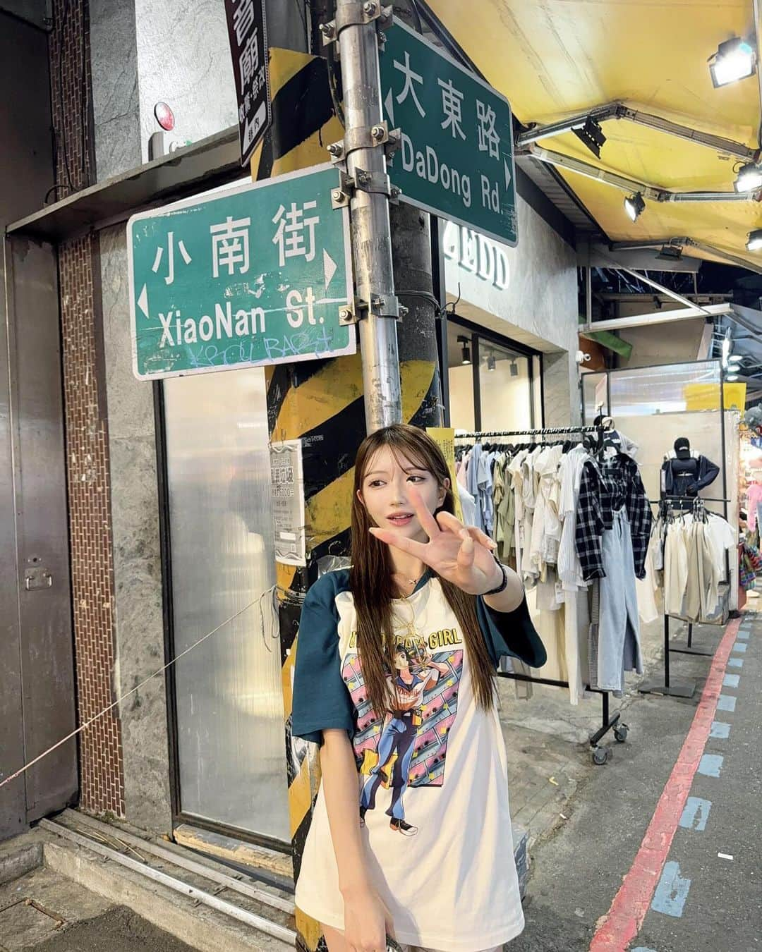 AYUのインスタグラム：「OFF⇔ON🇹🇼🫨🇻🇳🍷  #台湾観光 #台湾美食 #士林夜市 #士林美食」