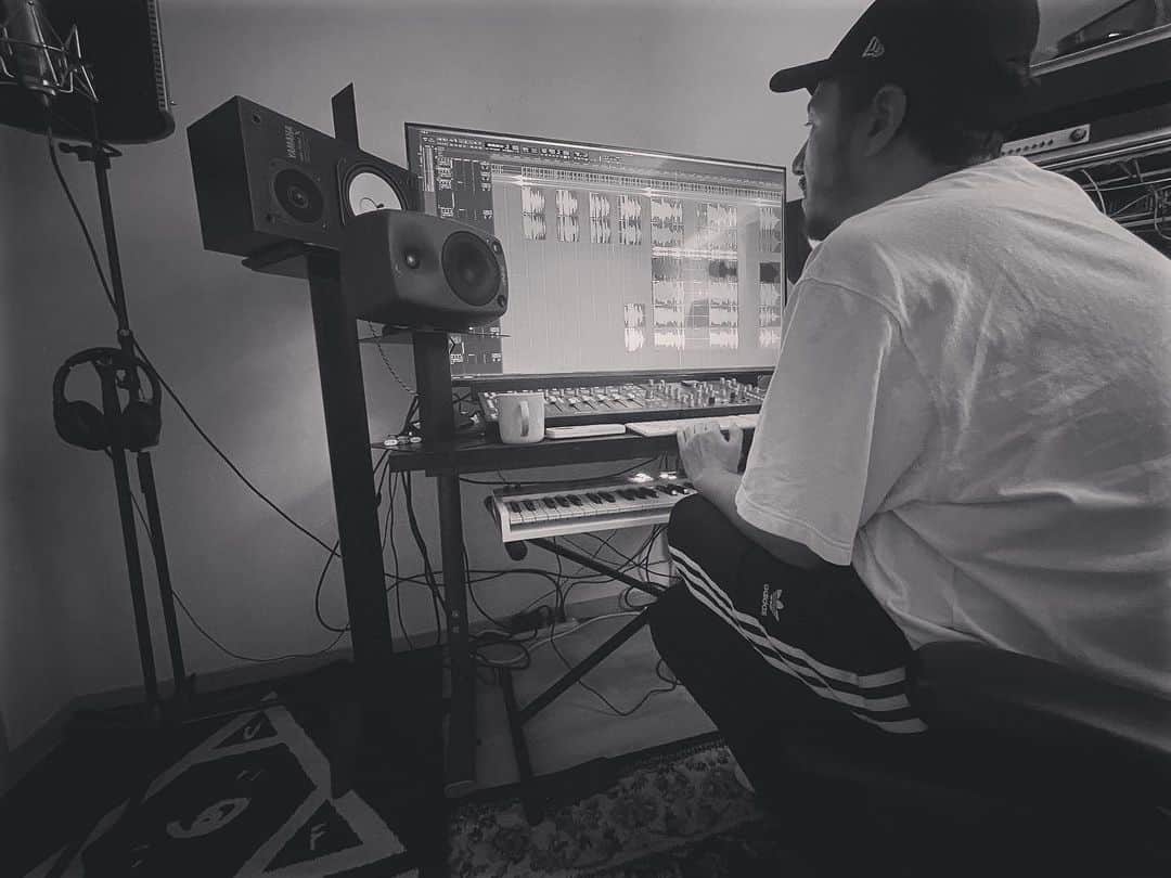 村上佳佑さんのインスタグラム写真 - (村上佳佑Instagram)「🌅  #songwriting  #recording  #newsong #murakamikeisuke」11月1日 20時05分 - keisukemurakami_official