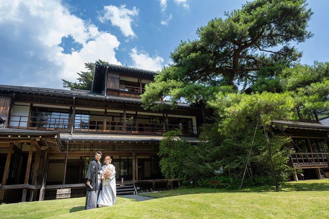 結婚式場 ヒルズスィーツ宇都宮ブリーズテラスさんのインスタグラム写真 - (結婚式場 ヒルズスィーツ宇都宮ブリーズテラスInstagram)「和装前撮り♡  ヒルズスィーツでは ロケーション前撮りもご案内いたします。  こちらのお写真は 和にとっても合う国の重要文化財 #日光田母沢御用邸記念公園   ヒルズスィーツキャストが 全力サポートいたします♡  せっかくだから和装を残したい方、 披露宴の映像など お写真を使われたい方、 とってもおすすめです＾＾  結婚式当日はドレスにしよう… そんなおふたりにピッタリの前撮りです♡  ____  新郎新婦のリアルなお声や こだわりポイントなどを 公式HPに掲載しております  ヒルズスィーツのTOPページより ぜひご覧くださいませ♡ @hillssweets_wedding  ___  #プレ花嫁 #結婚式 #日本中のプレ花嫁さんと繋がりたい #ウエディング #結婚式場 #全国のプレ花嫁さんと繋がりたい #結婚式場 #wedding #フィオーレビアンカ #fiorebianca #宇都宮結婚式場 #栃木結婚式場 #ヒルズスィーツ宇都宮ブリーズテラス #ヒルズ #前撮り #和装ヘア #和装前撮り #白無垢 #白無垢前撮り #白無垢ヘア」11月3日 19時30分 - hillssweets_wedding