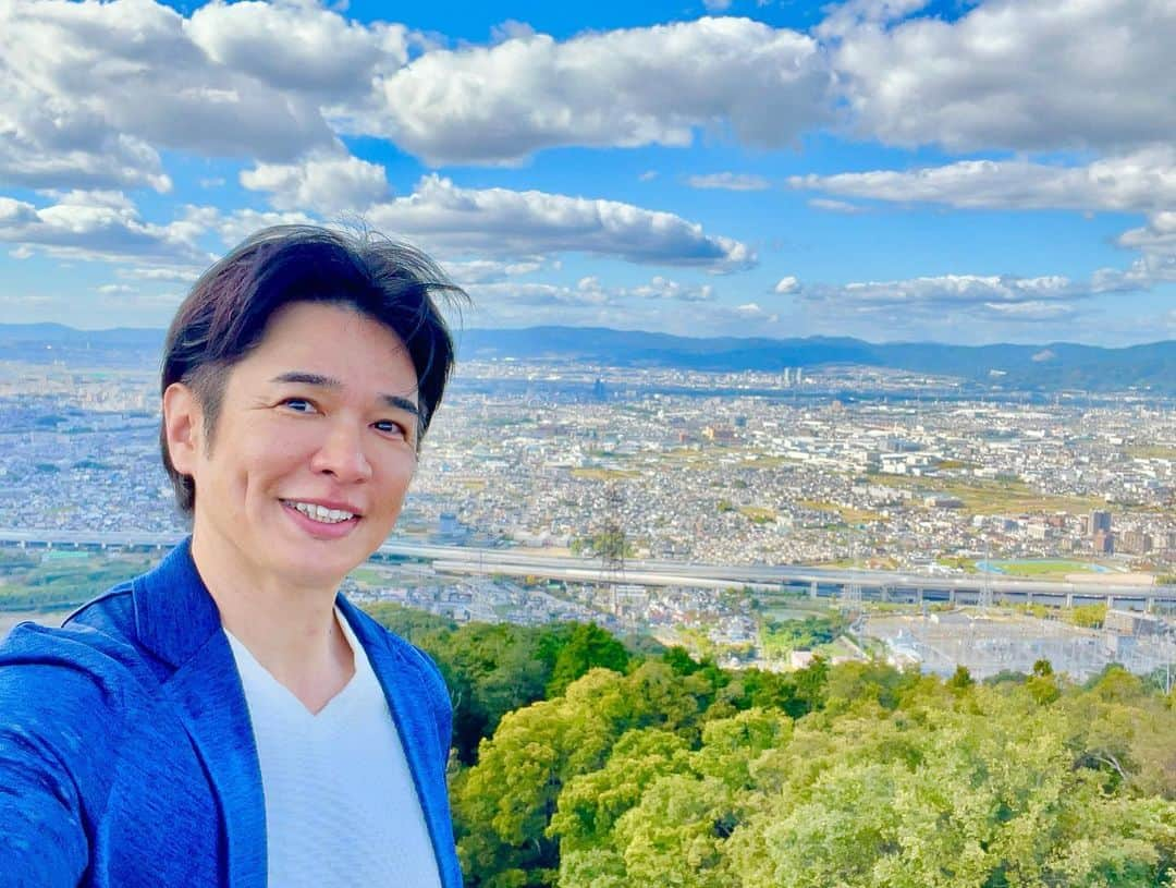 吉崎仁康さんのインスタグラム写真 - (吉崎仁康Instagram)「先日ふらりと大阪の交野山に登ってきました。高さ340mほどなのですが、頂上の観音岩という巨大な岩からの眺めはまさに絶景！感激してしまいました。往復2時間ほどの山歩きは結構こたえましたが、この景色はなかなかお会いできるものではありませんね。日本国内まだまだ知らない名所がたくさんあるものです♪  #観音岩  #交野山 #アナウンサー #吉崎仁康 #絶景 #断崖絶壁 #昔は修行の場だったらしい」11月1日 20時06分 - yoshiyasu.yoshizaki