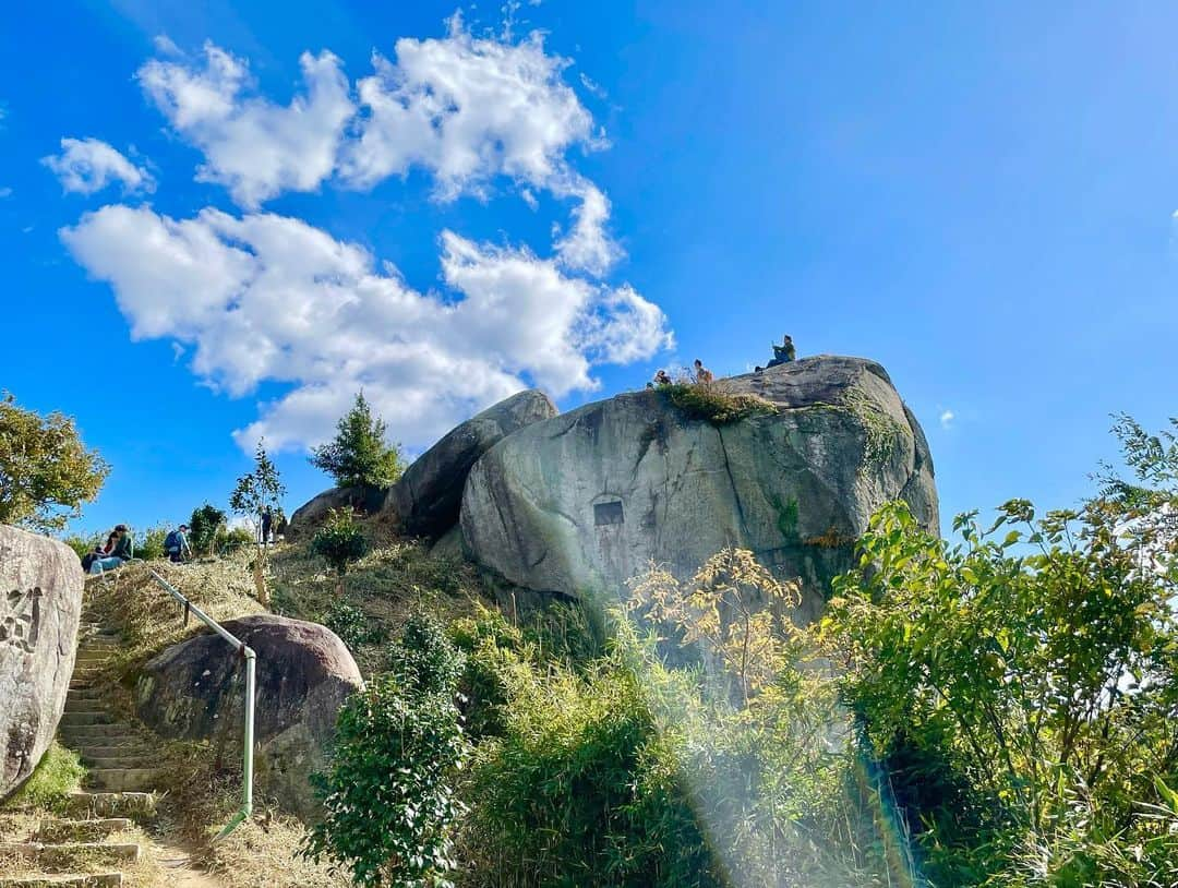 吉崎仁康さんのインスタグラム写真 - (吉崎仁康Instagram)「先日ふらりと大阪の交野山に登ってきました。高さ340mほどなのですが、頂上の観音岩という巨大な岩からの眺めはまさに絶景！感激してしまいました。往復2時間ほどの山歩きは結構こたえましたが、この景色はなかなかお会いできるものではありませんね。日本国内まだまだ知らない名所がたくさんあるものです♪  #観音岩  #交野山 #アナウンサー #吉崎仁康 #絶景 #断崖絶壁 #昔は修行の場だったらしい」11月1日 20時06分 - yoshiyasu.yoshizaki