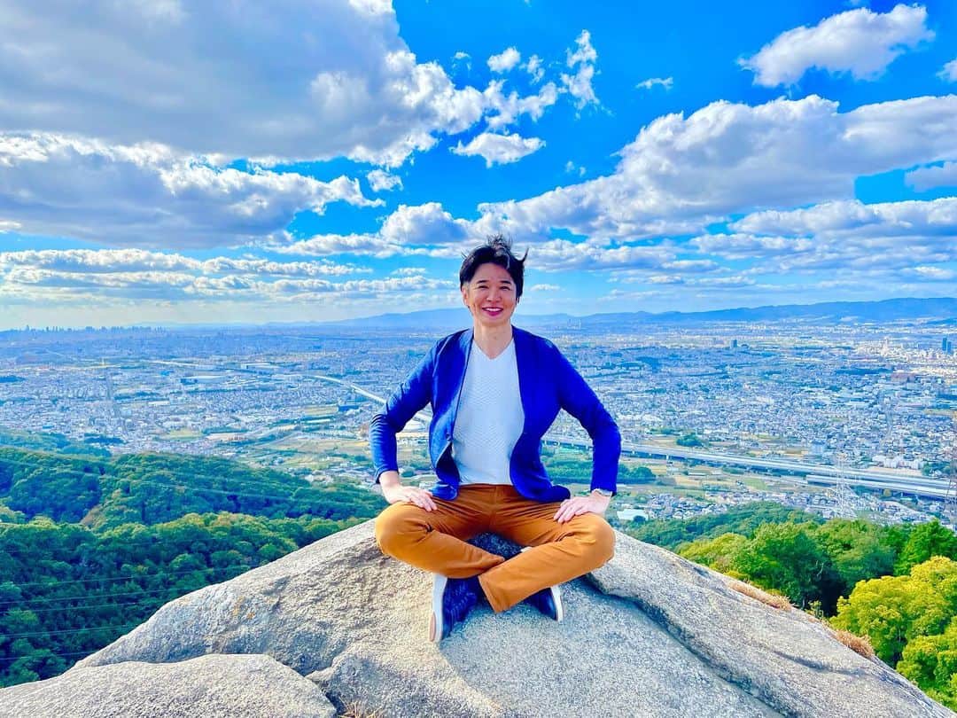 吉崎仁康のインスタグラム：「先日ふらりと大阪の交野山に登ってきました。高さ340mほどなのですが、頂上の観音岩という巨大な岩からの眺めはまさに絶景！感激してしまいました。往復2時間ほどの山歩きは結構こたえましたが、この景色はなかなかお会いできるものではありませんね。日本国内まだまだ知らない名所がたくさんあるものです♪  #観音岩  #交野山 #アナウンサー #吉崎仁康 #絶景 #断崖絶壁 #昔は修行の場だったらしい」