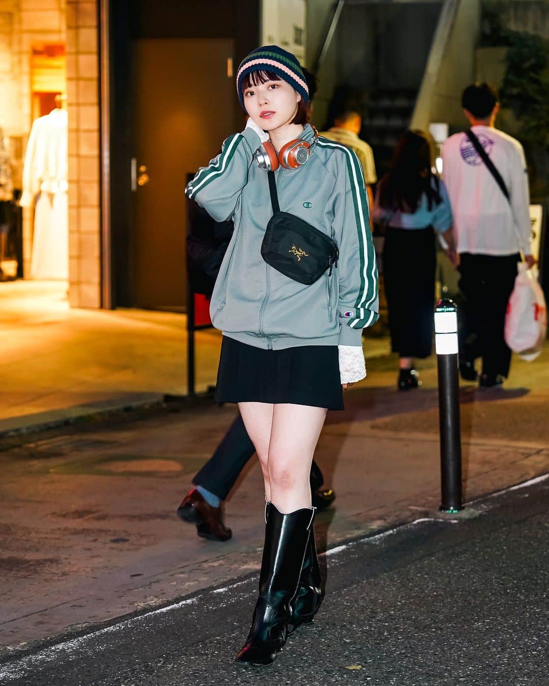 ファッションプレスのインスタグラム：「.  山崎 江莉 Eri Yamazaki(@o10913)  jacket #チャンピオン #champion skirt #スタジオドゥ #studiodoe bag #アークテリクス #arcteryx boots #ビームス #beams headphone #マスターアンドダイナミック #MasterAndDynamic   #fashionpress #fashionpresssnap」