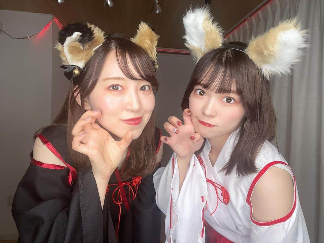 橋本紗奈のインスタグラム：「Happy Halloween🎃ˎˊ˗  1日遅れちゃったけど、、、！！ 今年は巫女狐になりました🦊  姉は鬼でした👹笑(鬼のピンがつかなくて結局狐笑)  2.3枚目は前海賊になった時のです⺣̤̬︎︎ ♡  みんなは何か仮装したかな〜？？  #コスプレ #ハロウィン　#姉妹  #作品撮りモデル #撮影モデル #ハロウィンコスプレ #巫女コスプレ #巫女」