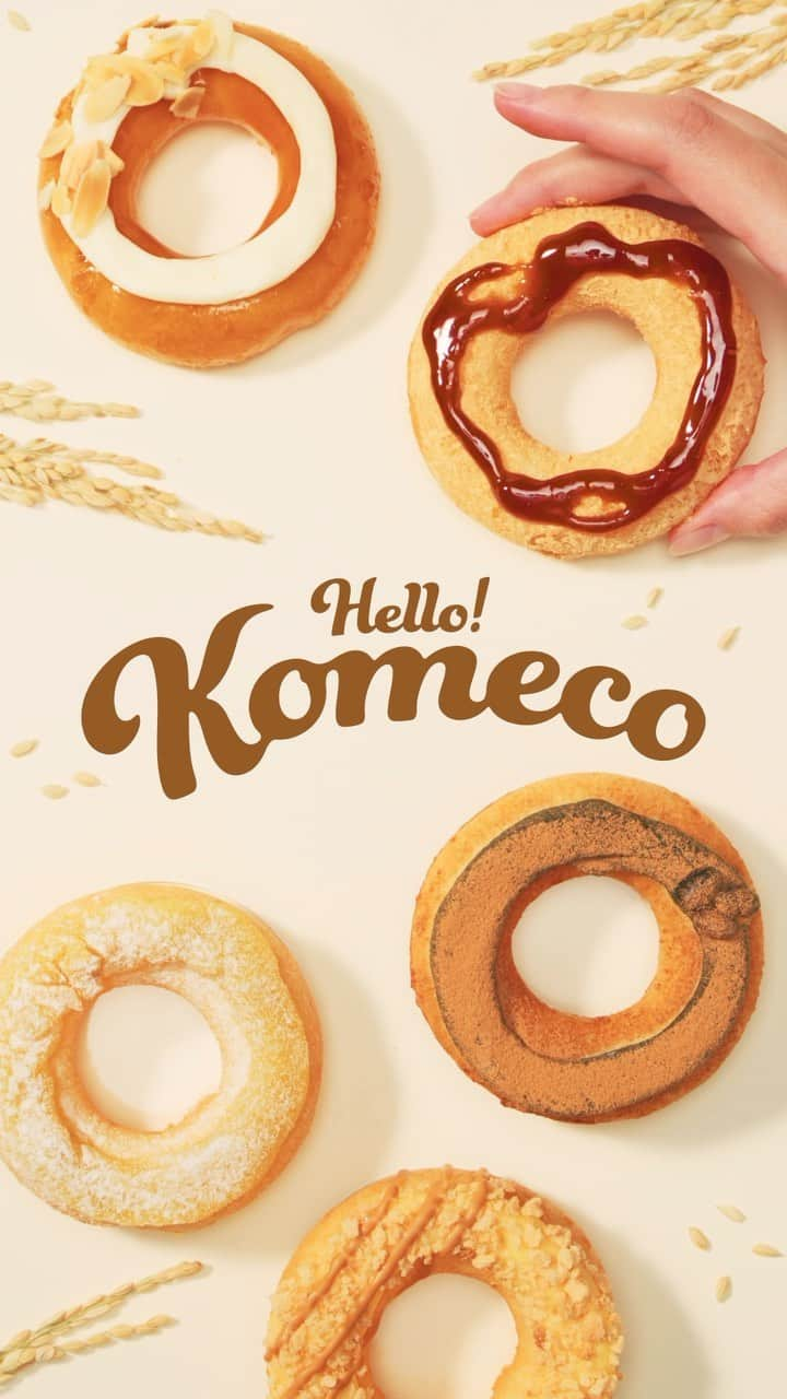 クリスピー・クリーム・ドーナツ ジャパンのインスタグラム：「🌾ついに本日(11/1)から『Komeco』がスタート🌾  米粉入りミックスを使用した新生地ドーナツ #Ｋomeco は、温めるとモチ、ふわ、トロッな新食感に❣️ 地域ごとに異なる味わいも本日から新登場🍩  \\気になるっ//と思った方は「🙋‍♀️」の絵文字で教えてください! 食べた感想も、ぜひ教えていただきたいです😋  販売期間：〜11月21日(火)まで  ※Komecoは原材料の一部に小麦粉を含む商品です  #地域限定 #クリスピークリームドーナツ #新商品 #米粉 #komeco #krispykremedoughnuts #秋スイーツ #ドーナツ #ドーナツタイム #限定 #スイーツタイム #栗 #チーズ #みたらし #生八ツ橋 #きなこ #黒蜜  #米粉グルメ」