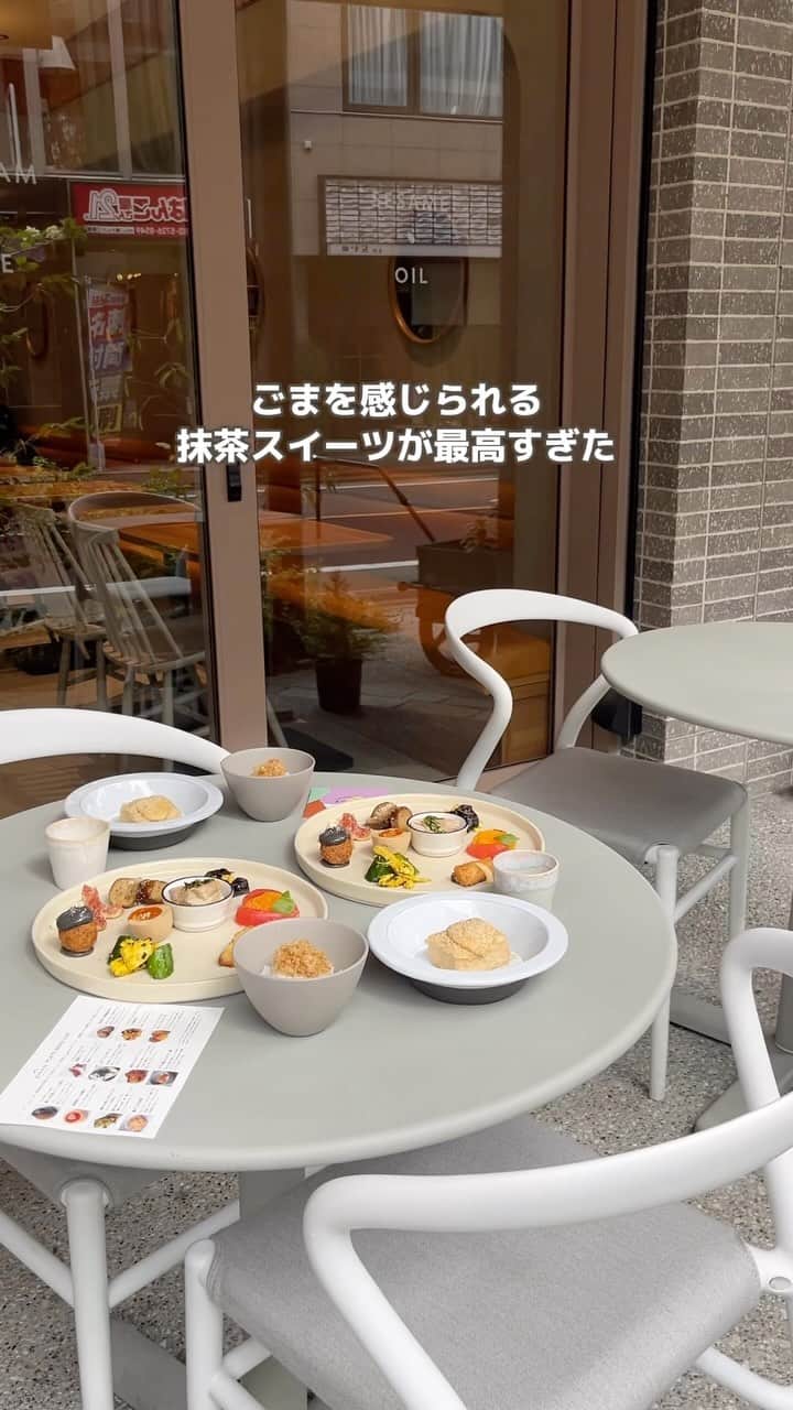 のインスタグラム：「goma to  今回は、ごまを使ったメニューが楽しめる【goma to】をご紹介🍴♡” 本日から『 ごま×抹茶 』のスイーツが登場しているみたいなので、ぜひ行ってみてくださいね🍵👀  🏷️ goma to 📍東京都目黒区緑が丘2-24-8 arbre自由が丘 🚉 自由が丘駅より徒歩約5分 🕒 11:00-21:00  - - - SucleではTikTokやTwitterも更新中！ インスタには載せていない動画もオリジナルで制作しています🥣ᐝ ぜひチェックしてみてくださいね🌛´-  #自由が丘カフェ」