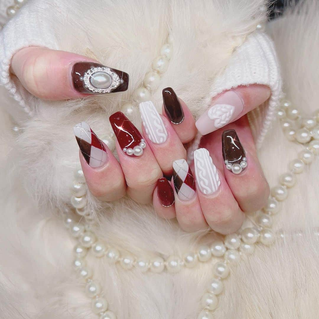 はなのインスタグラム：「はぁ秋ネイル可愛すぎる🍂💅🤎 #クラシックネイル#秋ネイル#ニットネイル#アーガイルネイル #ネイルデザイン #マットネイル」