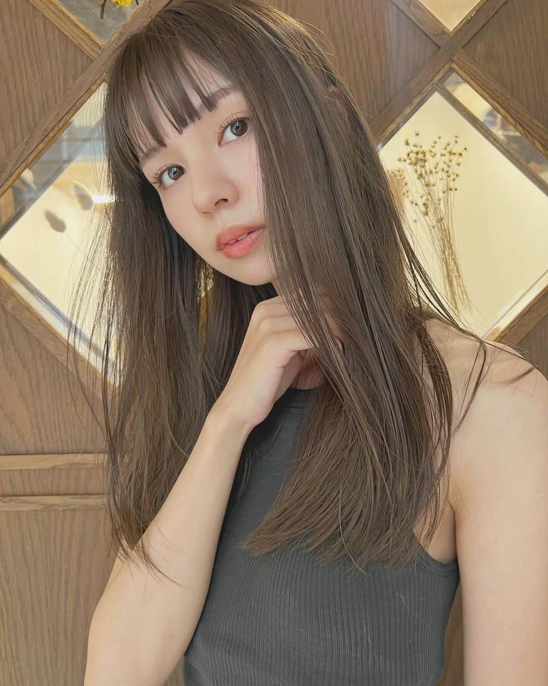 兼井遼のインスタグラム：「オリーブベージュ＊  柔らかくほつれるヘア😌  ツヤのある 暗くても透明のある カラーならお任せください☺️  11月のご予約も まだまだお取りできます🙇🏻  ご質問などは コメントにてお問い合わせください！😌  #ケアカラー  #ヘアアレンジ  #ケアダブルカラー  #巻き方  #髪質改善カラー  #イルミナカラー  #ミルクティーベージュ #グレージュ  #ケアブリーチ  #ハイライトカラー  #ハイトーンカラー  #ブリーチ  #ダブルカラー   #インナーカラー  #オリーブアッシュ  #グラデーションカラー  #グレージュカラー  #ツヤトーン  #パーマ  #艶髪  #外国人風  #髪質改善トリートメント  #くびれヘア  #シースルーバング  #髪質改善  #ラベンダーグレージュ  #オリーブグレージュ  #トリートメント  #ヘアアクセサリー　#インナーハイライト」