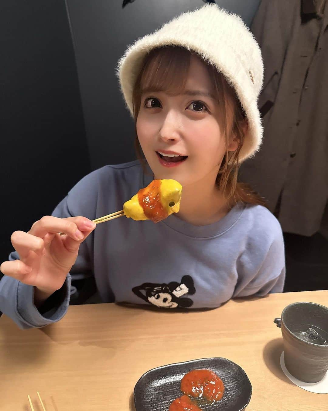 佐倉みきのインスタグラム：「先日、恵比寿駅から徒歩2分の 創作野菜肉巻き串が美味しい @irodoriebisu さんに 行ってきたよ〜！🥦  野菜肉巻き大好きで普段からよく食べるんです〜！  人気の5本セットを頂きました☺️ 食べてる写真はアボカドチーズ巻きだよ〜🧀🥑  梅しそ巻きや、カマンベールチーズ巻きなどどれもとっても美味しくてお店の雰囲気も落ち着いてて楽しめました🫶🏻 是非行ってみてね！  PR @irodoriebisu #いろどり恵比寿 #恵比寿駅グルメ #恵比寿串焼き #恵比寿居酒屋 #渋谷区グルメ #渋谷串焼き #渋谷居酒屋」