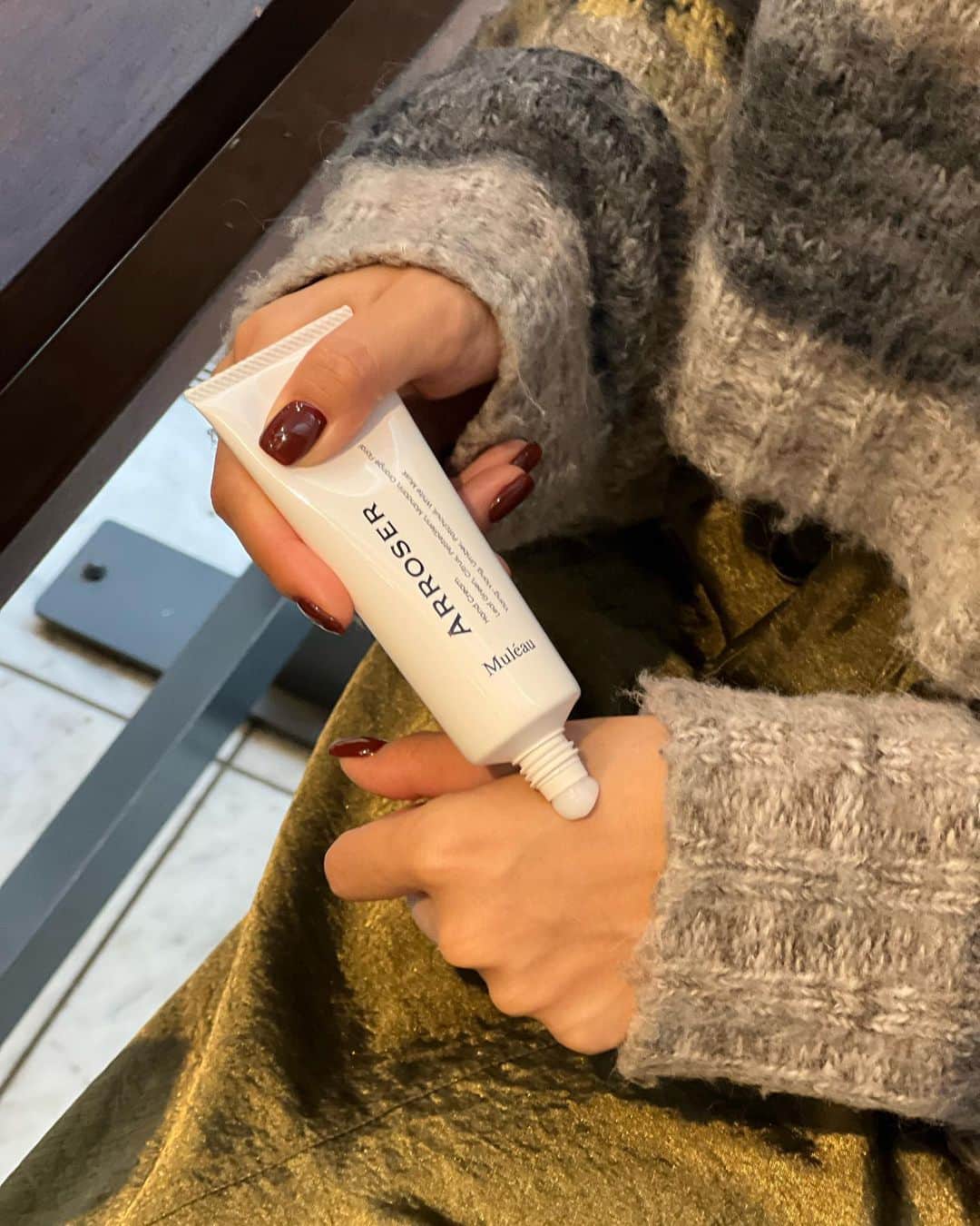 鈴本美愉のインスタグラム：「. 【情報解禁📢】  @muleau_official から新たにハンドクリームの発売が決まりました‼︎🥳  毎度Muléauの香水がとても好評で、香り繋がりで新しい商品を作ってみたいなと思い、今回制作しました。  名前は "ARROSER" (アロゼ) フランス語で水をまく、潤すという意味があります。 セラミド配合でやさしく手を潤してくれます🫴  Top: Leafgreen, Petitgrain, Mandarin Middle: Orange Flower, Ylang-Ylang Base: Patchouli, Amber, White Musk  グリーンリーフ、シトラスなどみずみずしいフレッシュな香りとなっています🫧 甘すぎない香りなので、男性の方にもおすすめです。  持ち運びにも良いサイズ感で、手に付けてもベタベタせず、スマホを触る時の不快感がないように作りました。  だんだんと乾燥してくる時期になってきているので、今年は是非Muléauのハンドクリームで手を潤してください🫶  明日から始まるPOPUP STOREでは先行販売いたします‼︎  新商品ぜひお試しあれ🌱」