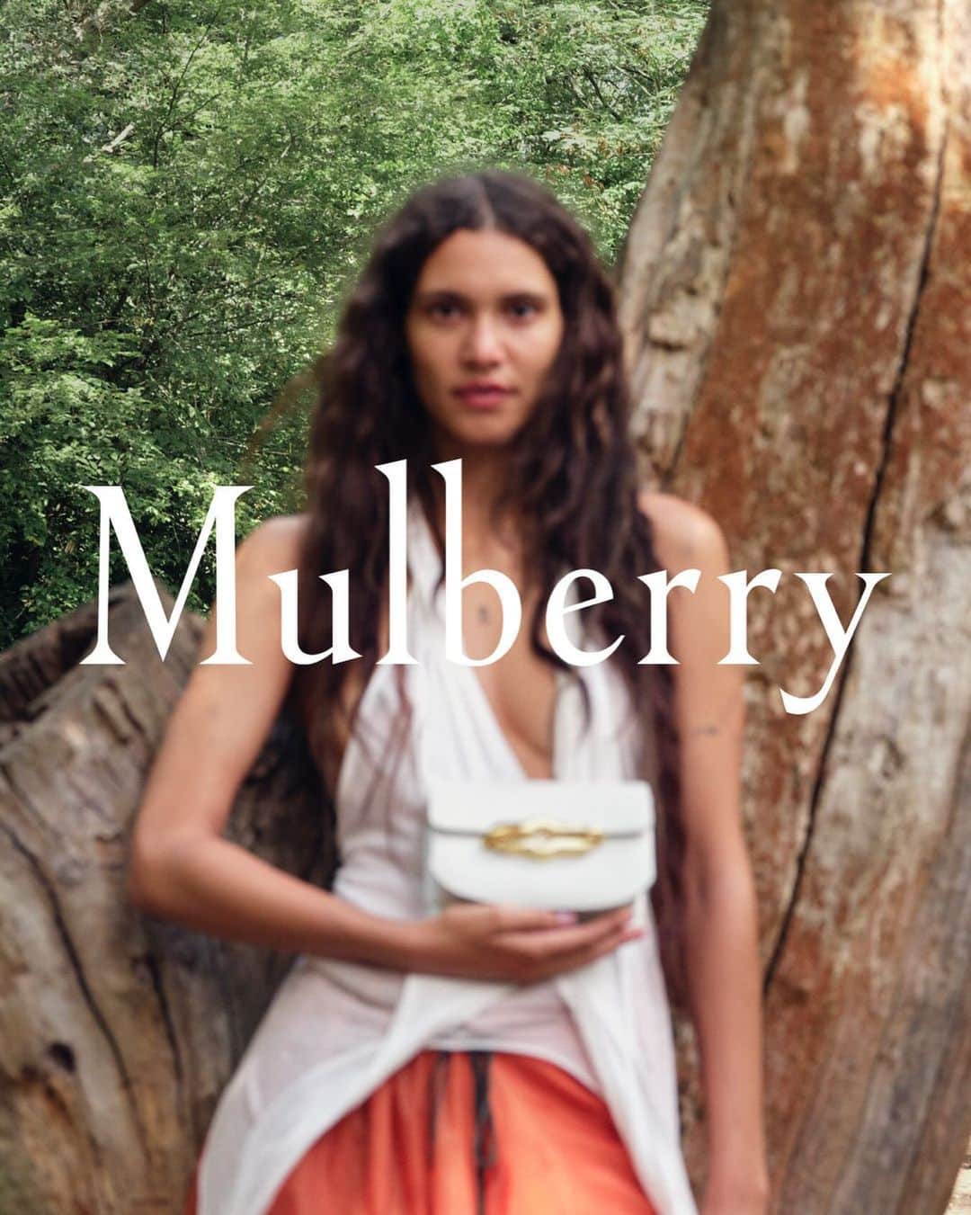 マルベリーのインスタグラム：「Clean lines, bold hardware.  #MulberryPimlico」