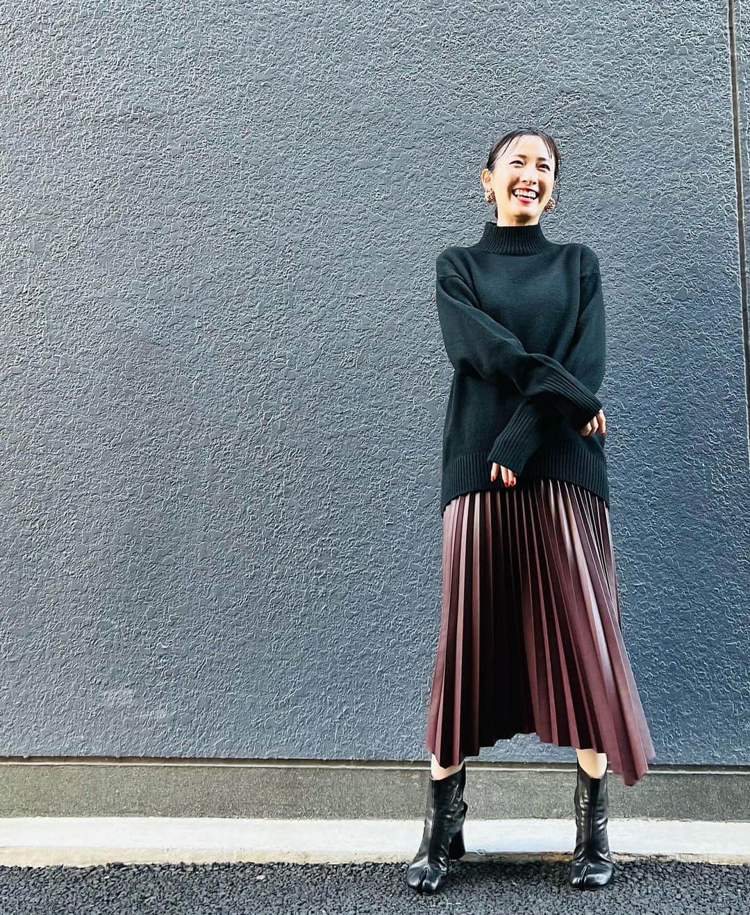 実咲凜音のインスタグラム：「. あっという間に11月🍂  ベートーヴェンのお稽古と公演で 2023年を終えそうです😌 1年あっという間やね🤔  今年の秋はニット🧶いっぱい買ってしまったわ🫣 可愛くてさ🙂🩵  どうしよう，かさばるかさばる！🫣 しまえるかしら。  みりおん。 #2023秋 #体調に気をつけて元気に過ごしたい #皆さんも身体温めて冷えないようにね」