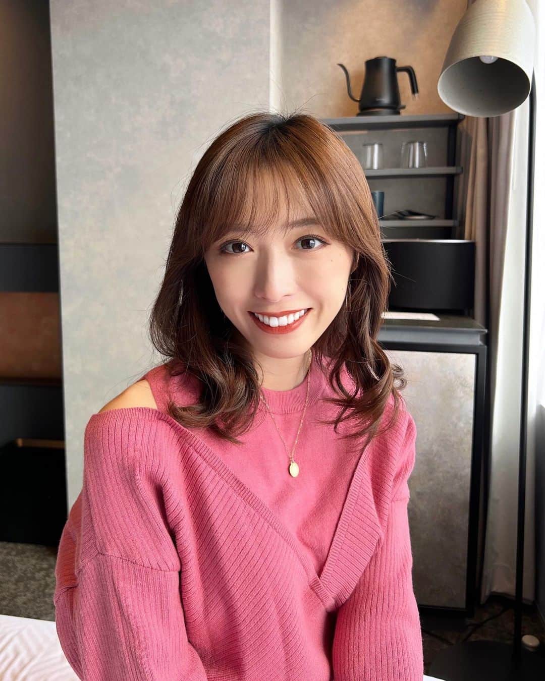 のインスタグラム：「11月突入ー！  10月は仕事もプライベートも 何かと慌ただしく過ごしており、 心も身体も鍛えられました🏃‍♀️  今年も残り2ヶ月と知り、 毎年時間の早さに驚く日々です🍂  そんな合間に先日お肌のメンテナンスで @sbc_akao 先生のところへ行ってきました😌 肌悩みに丁寧に向き合ってくれるので 大事な予定の前に駆け込みます✊🏻  今月も息抜きしつつ頑張りましょうね〜🍃」