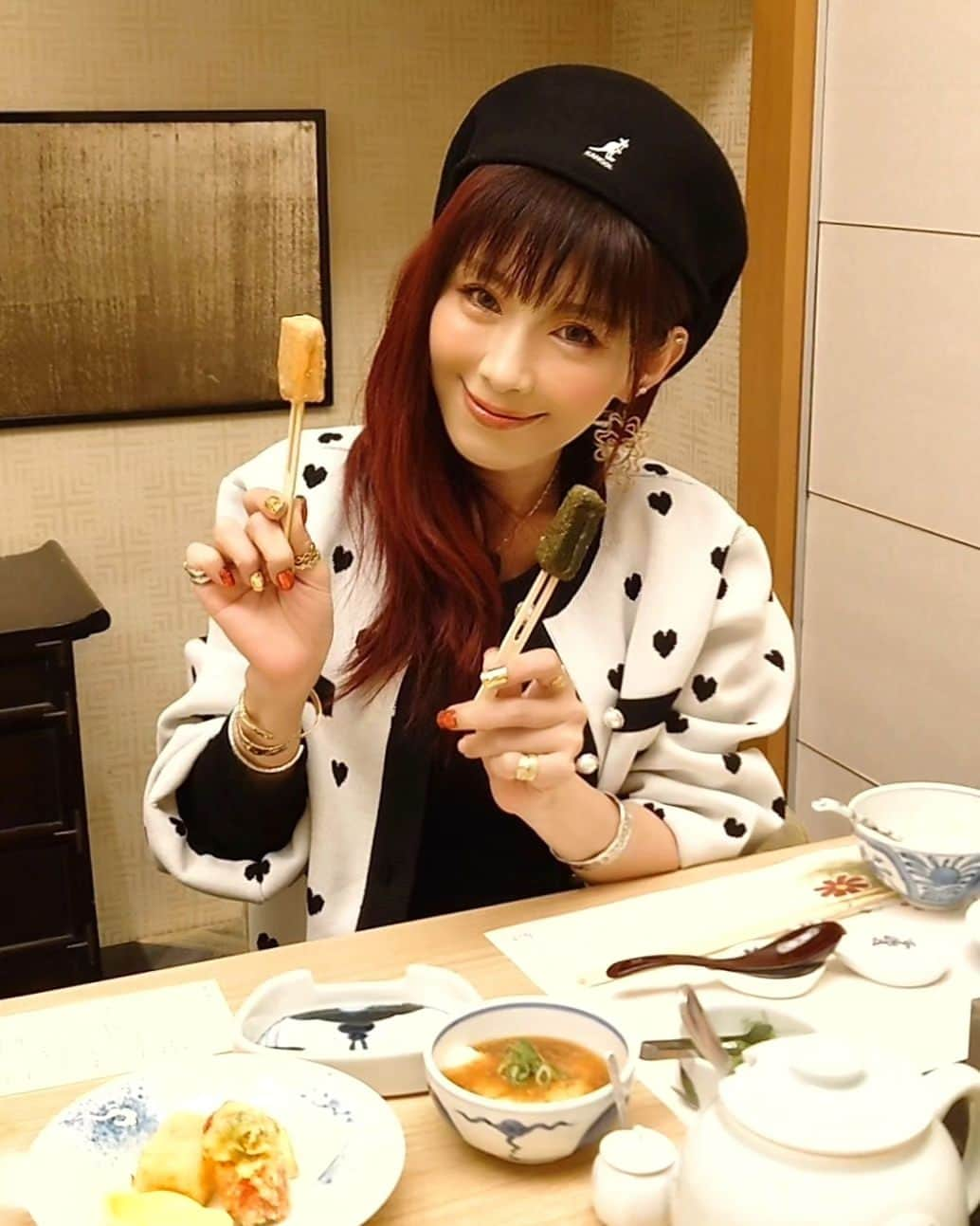 丹遥ニナさんのインスタグラム写真 - (丹遥ニナInstagram)「「PR」有中文 & English😚 大豆で内から綺麗になる❗ 美味しすぎて、一年分の大豆を食べた気がする💖⤴️💕 ・ ・ 先日【湯葉と豆腐の店 梅の花 銀座並木通】 @umenohana_group にご招待頂き、大豆と野菜を使用したヴィーガン対応の特別懐石「菜食懐石」を試食させて頂きました🍸❣️💖 ・ ・ 試食したのは予約必要な「菜食懐石」。「菜食懐石」は、大豆と野菜を使用したヴィーガン対応メニューで、ヘルシー志向の方には最適❗📍🍒 ・ ・ <メニュー> 📍湯葉豆腐と黒胡麻豆腐のお造り ーーーーー 黒胡麻豆腐は香ばしくてもちもち、湯葉はとても柔らかくて一瞬で溶けた  📍湯豆腐とろろ昆布仕立て ーーーーー プリプリ暖かい豆腐と昆布の組み合わせはめちゃ美味しかった  📍湯葉とアボカドの中華風サラダ ーーーーー パリパリの湯葉と濃厚なアボカド、さっぱりで食べやすい  📍豆乳もち野菜あん掛け ーーーーー モチモチしてる豆腐、一口食べたら爽やか  📍ふく福豆腐大豆ミートの麻婆あん ーーーーー めちゃくちゃ目玉❗自分で食べる分を取って、上に麻婆をかける。もうトロトロ、モチモチ、アツアツ、程良い辛さでずっと食べられる  📍生麩田楽 ーーーーー 楽しくて面白くて、モチモチ、自然な香りしてる  📍大豆ベーコンの野菜巻きと大根餅の天婦羅 ーーーーー パリパリ、モチモチ、色んな味を試せる  📍湯葉豆腐の蒲焼き ーーーーー 肉じゃないの？！と思うくらい、少し硬さがあって肉っぽくて、濃厚な味付けとパリパリの焼き音は私の一押し！  📍湯葉吸物、生湯葉のあん掛け御飯、香の物 ーーーーー さっぱりしてて、湯葉のふんわり香りはとてもいい  📍あずき豆腐 ーーーーー デザートまで大豆だよ!すごくない⤴️ちょうどいい甘さでさっぱり ・ ・ 銀座のど真ん中にある【湯葉と豆腐の店 梅の花 銀座並木通】 。そのまま日本の伝統、芸術、文化など濃縮してる。しかも、めちゃくちゃ優しいスタッフさん達が一つ一つ料理を説明してくださって、写真と動画も協力してくださって、と〜ても親切でした💖 ・ ・ 中文 吃大豆从内部变美！真的太好吃了！前几天去了在銀座並木通的【湯葉と豆腐の店 梅の花】，去吃了素食主义者的「菜食懐石」。  每个菜都那么好吃，真的是回味无穷，而且服务又很棒，真的很赞哦！建议大家去试试吧🩷 ・ ・ english Ｉwent to 【Yuba and tofu the flower of plum】in GINZA, ate the vegans menu「Sai syoku kaiseki」 It's really good nd delicious. If you wanna try the real Japanese food, why not go to【Yuba and tofu the flower of plum】in GINZA? ・ ・ 👑店舗情報：  湯葉と豆腐の店　梅の花　銀座並木通店  東京都中央区銀座２－３－６　銀座並木通りビル５Ｆ  アクセス　/　ＪＲ山手線「有楽町駅」中央口より徒歩5分、  　　　　　　地下鉄「銀座駅」Ｃ８出口より徒歩３分  梅の花ホームページより予約可  営業時間： 昼11時～16時(15時OS)/夜17時～22時(21時OS)  電話番号： 03-3538-2226　  商品のURL:https://umenohana-restaurant.co.jp/shop-list/item.php?id=910  商品価格:（税込）5,800円  商品特徴:　大豆と野菜を使用したヴィーガン対応の特別メニュー ・ ・ #PR #梅の花 #豆腐 #湯葉 #レストラン #個室 #懐石 #誕生日 #接待 #お食い初め #女子会 #菜食 #vegan #大豆ミート #銀座 #銀座並木通 #ランチ #ディナー ・ ・ ★- - -★- - -★- - -★- - -★- - -★- - -★- - -★- - -★- - -★- - -★ ・ ・ Model @minaninamiji   ❥❦❧ 仕事のご連絡はDMで📩 ❧❦❥  🧡 ファッションショー、作品撮影、商品撮影、動画撮影  🧡PR、インフルエンサー 、アンバサダー、通訳、キャスティング  🧡 丹遥ニナNina手書きかわいいニナキャラクターラインスタンプ 発売❗@ninalinestamp から飛べますよ❣️  🧡 個人撮影(有償) ・ ・  #丹遥  #モデル募集中 #フリーモデル #海外华人 #在日中国人 #网红 #上海模特 #中国語通訳 #中国語 #国语 #普通话 #中文」11月1日 20時15分 - minaninamiji