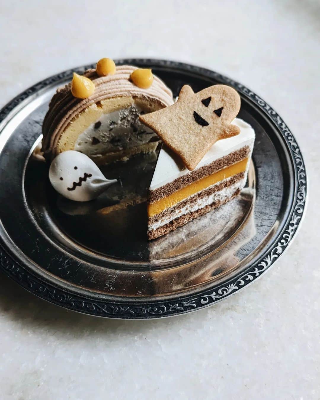 tamiのインスタグラム：「* #ケーキ *  何かの行事ごとにケーキを買ってきてくれるので ハロウィン気分を味わえました〜🎃  * #おやつ #おやつの時間  #甘いもの #お菓子  #happyhalloween #sweets」