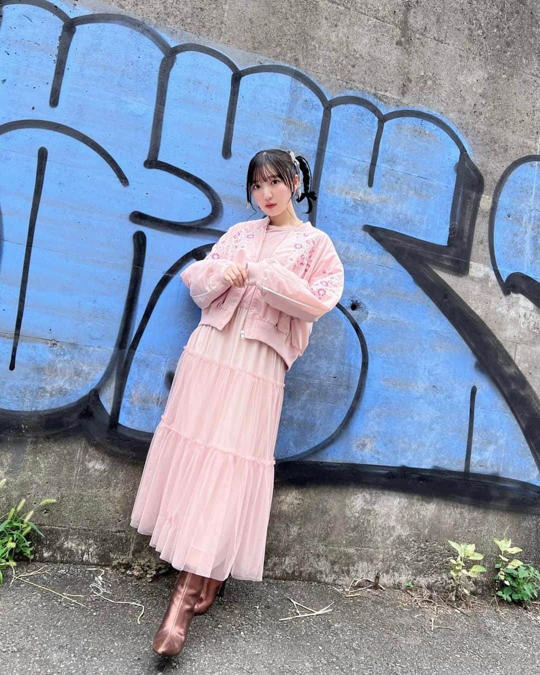 豊田萌絵のインスタグラム：「11月もほどほどに息していこうね👼🤍  茨城味感じる壁で安心感あったよね🤞🏻  #もえしツアーズ #グッズオフショット  https://t.pia.jp/pia/ticketInformation.do?eventCd=2337161&rlsCd=001  ついにイベント今週末だよん😚🫶🏻」