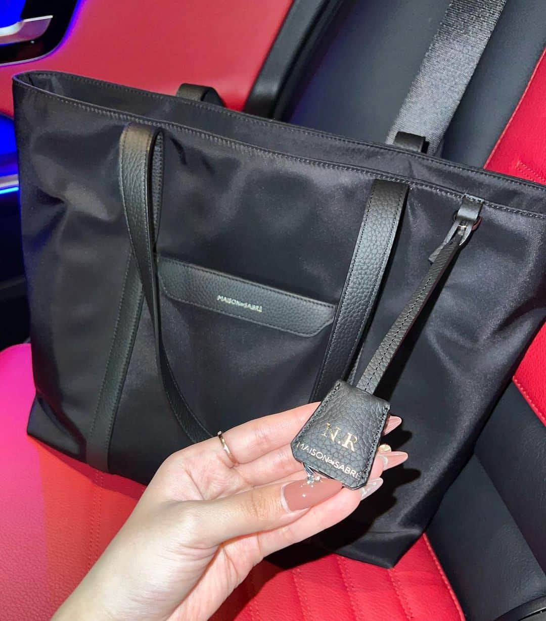 中村りおんさんのインスタグラム写真 - (中村りおんInstagram)「夜少しだけshoppingした日🛍️. *:ﾟ ｡.★゛ ・ 最近お気に入りで持ってる @maisondesabre のbag🧳 ⁡ 沢山収納あるし、荷物少しある時に丁度良い持ち歩きやすいの探してたからドンピシャすぎるカバン見つけてしまったーッ！ さり気なくチャーム付いてて名前のイニシャルも入れれるから可愛すぎる🤦🏼‍♀️💭💞 他にもかわいいカバン種類あったから 見てみてー🖤 ・ ・ #nuts #fashionista#followme#l4l #instagood#fashion#style #streetstyle #gal#likeit#liketime#model#ootd #셀카 #셀스타그램 #pr」11月1日 20時19分 - rion_nakamura89