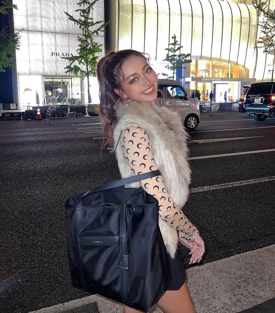 中村りおんさんのインスタグラム写真 - (中村りおんInstagram)「夜少しだけshoppingした日🛍️. *:ﾟ ｡.★゛ ・ 最近お気に入りで持ってる @maisondesabre のbag🧳 ⁡ 沢山収納あるし、荷物少しある時に丁度良い持ち歩きやすいの探してたからドンピシャすぎるカバン見つけてしまったーッ！ さり気なくチャーム付いてて名前のイニシャルも入れれるから可愛すぎる🤦🏼‍♀️💭💞 他にもかわいいカバン種類あったから 見てみてー🖤 ・ ・ #nuts #fashionista#followme#l4l #instagood#fashion#style #streetstyle #gal#likeit#liketime#model#ootd #셀카 #셀스타그램 #pr」11月1日 20時19分 - rion_nakamura89