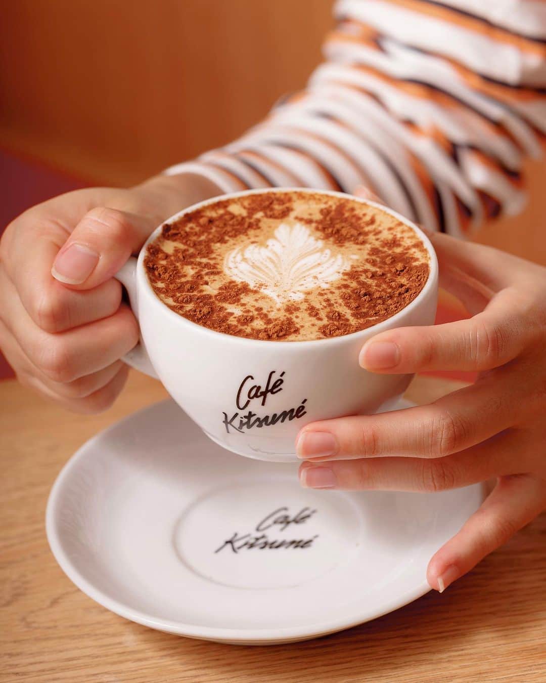 のインスタグラム：「Meet our new fall favorites with our 'Fig and Cinnamon' Latte or our 'Fig and White Chocolate' Latte 🍫  Available at #CafeKitsuneBoerumHill #CafeKitsuneWestVillage and #CafeKitsuneVancouver - 👉 Café Kitsuné Boerum Hill 112 Bond Street, Brooklyn, NY 11217 Monday-Sunday: 8am-8pm - 👉 Café Kitsuné New York⁠⁠ West Village Café-Bar⁠ ⁠550 Hudson Street, New York, NY 10014⁠⁠ Sunday-Wednesday 8am-8pm Thursday-Saturday 8am-10pm - 👉 Café Kitsuné & Maison Kitsuné Vancouver 159 Water Street Vancouver, BC V6B 1A7 Open daily: 8am-8pm」