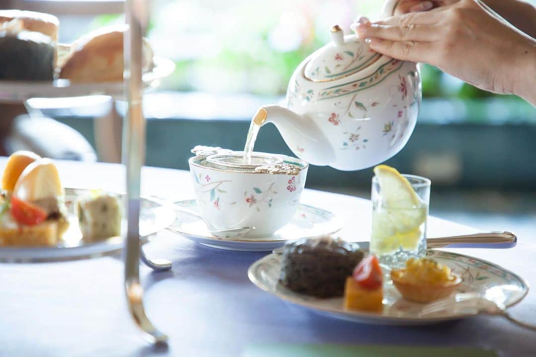 ホテル椿山荘東京のインスタグラム：「. Happy Tea Day☕️ 11月1日は紅茶の日  優雅なティータイムのひとときを。 ロビーラウンジ「ル・ジャルダン」のアフタヌーンティーでは、季節の紅茶を含む約20種類の茶葉からお取り替え、おかわり自由に紅茶をお楽しみいただけます🫖  @hotelchinzansotokyo_official  #紅茶の日 #teaday #blacktea #afternoontea #teatime  #アフタヌーンティー #アフタヌーンティー部  #紅茶好き #紅茶のある暮らし」