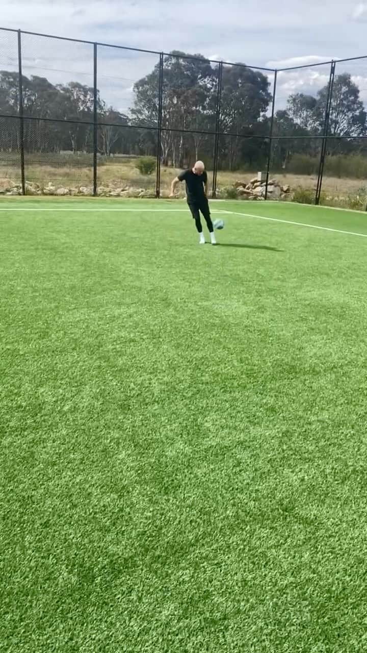 F2Freestylersのインスタグラム：「Just a standard corner routine….😂⛳️  #football #soccer #corner #trickshot #messi #haaland」